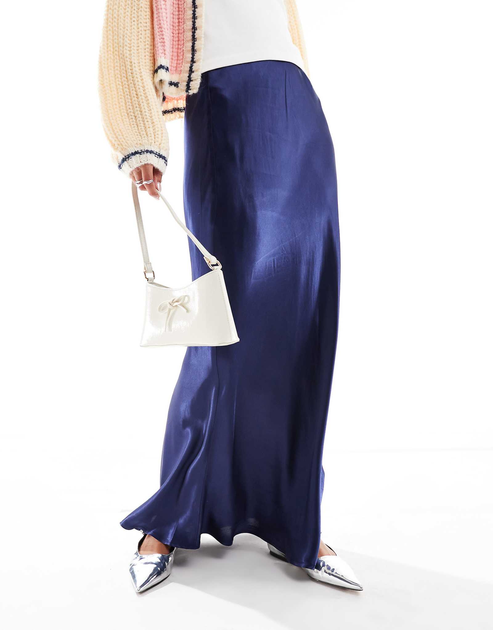 Атласная макси-юбка VRG GRL florence с косым вырезом темно-синего цвета 16390₽