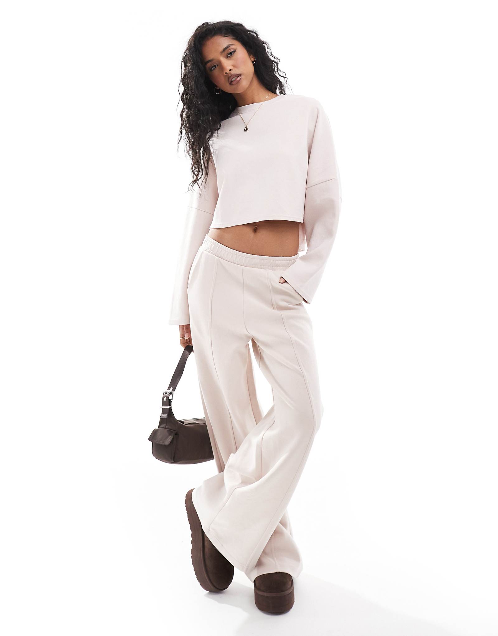 Широкие спортивные брюки Stradivarius soft touch со швом спереди светло-розового цвета - часть комплекта 3490₽