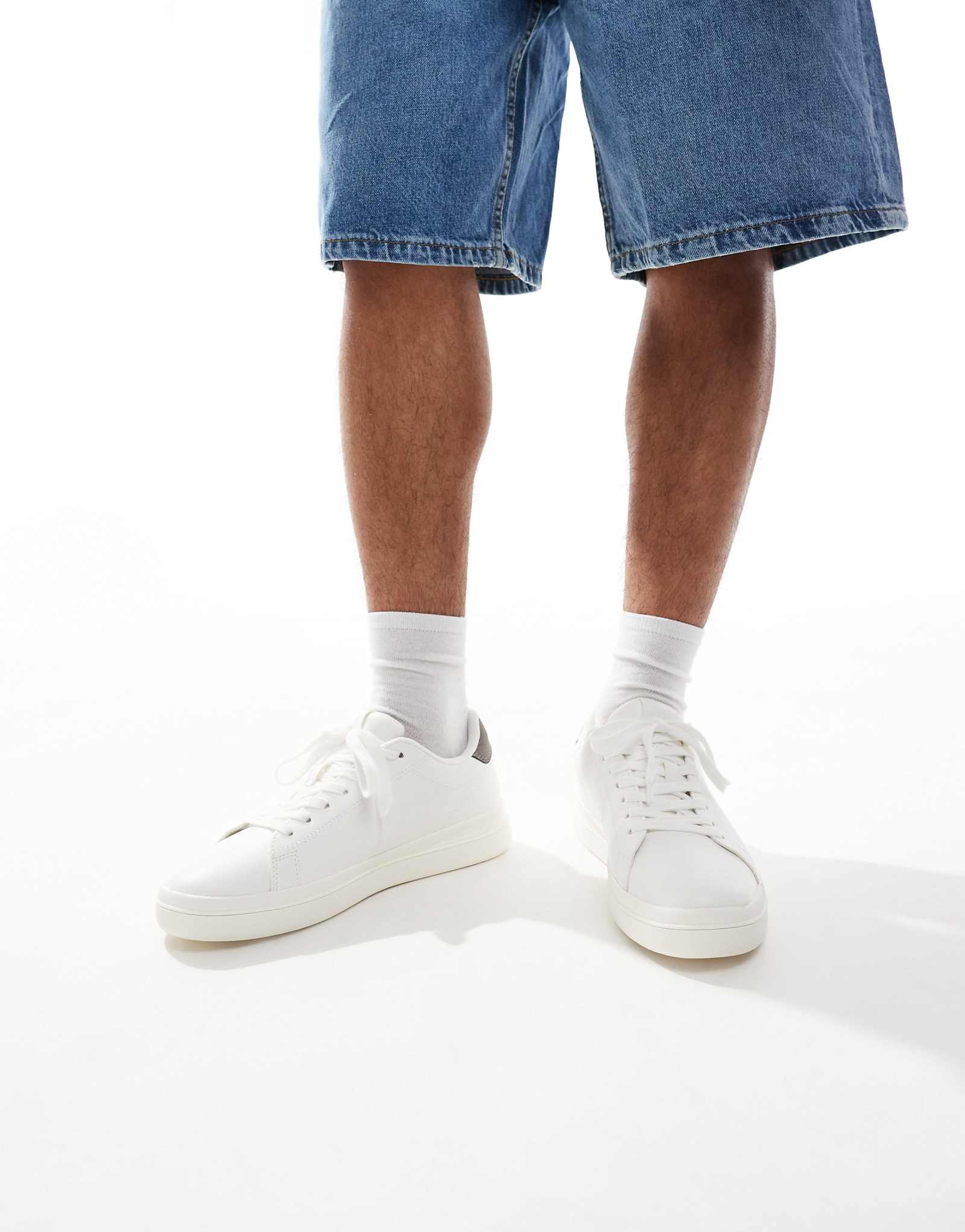 Кроссовки Pull-Bear на шнуровке с язычком сзади белого цвета 4390₽