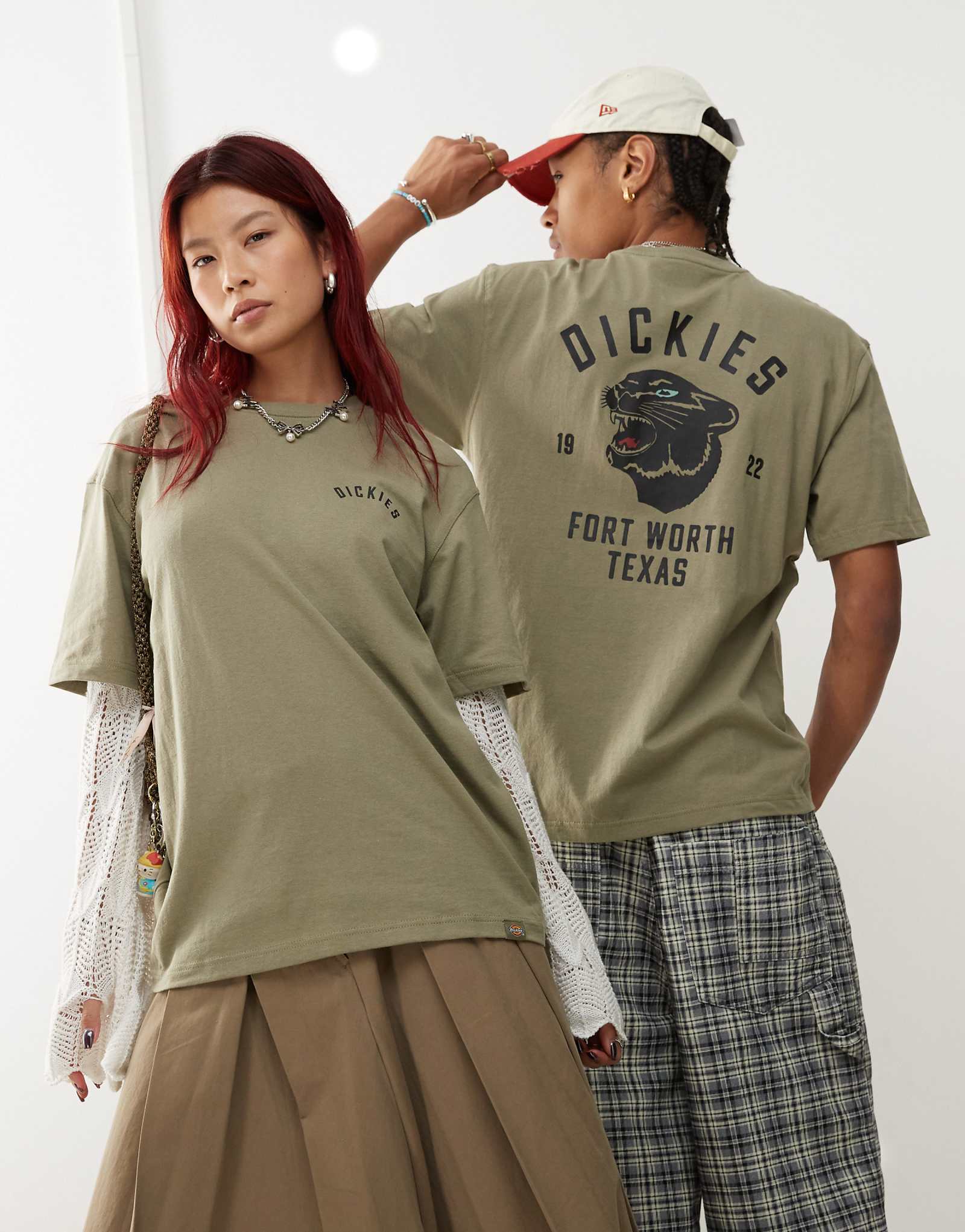Футболка с принтом Dickies Panther на спине цвета хаки 3490₽