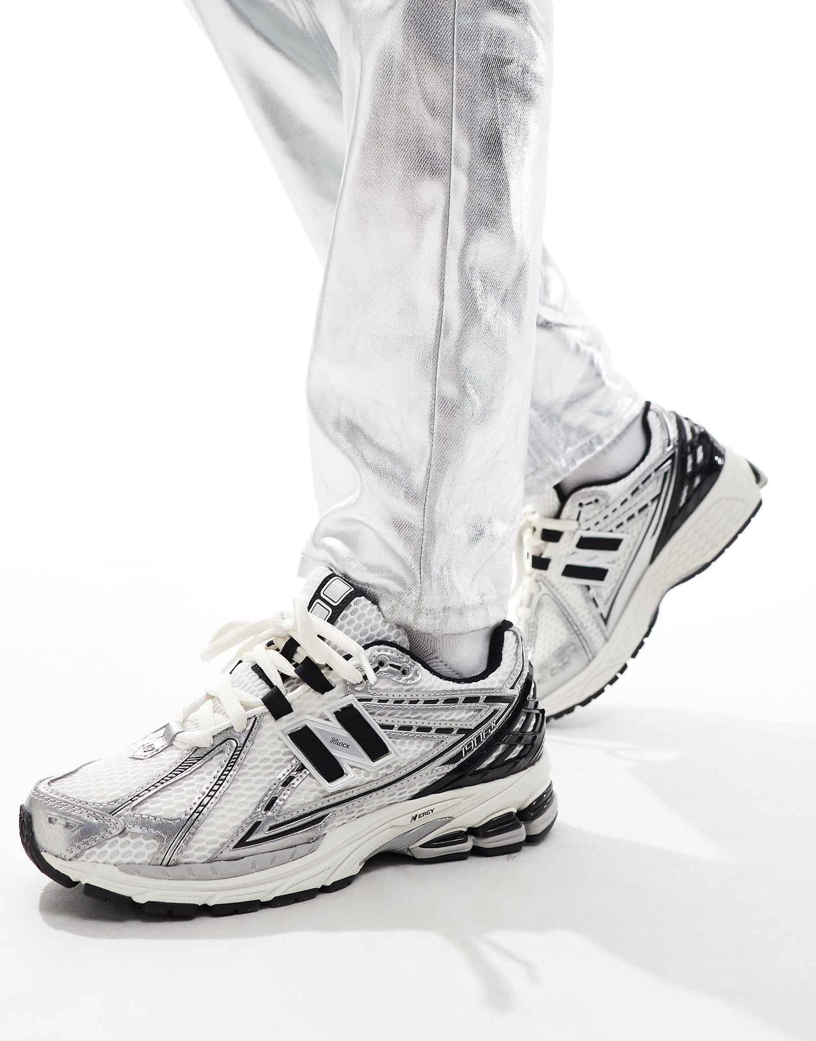 Белые кроссовки New Balance 1906 с серебристыми и черными деталями 19890₽