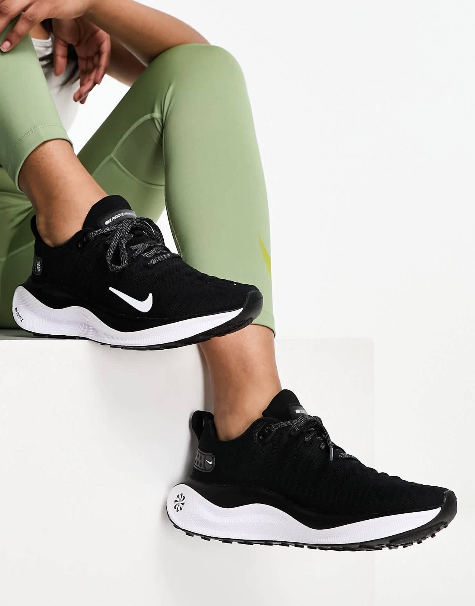 Кроссовки Nike Running Infinity Run 4 черно-белого цвета 16890₽