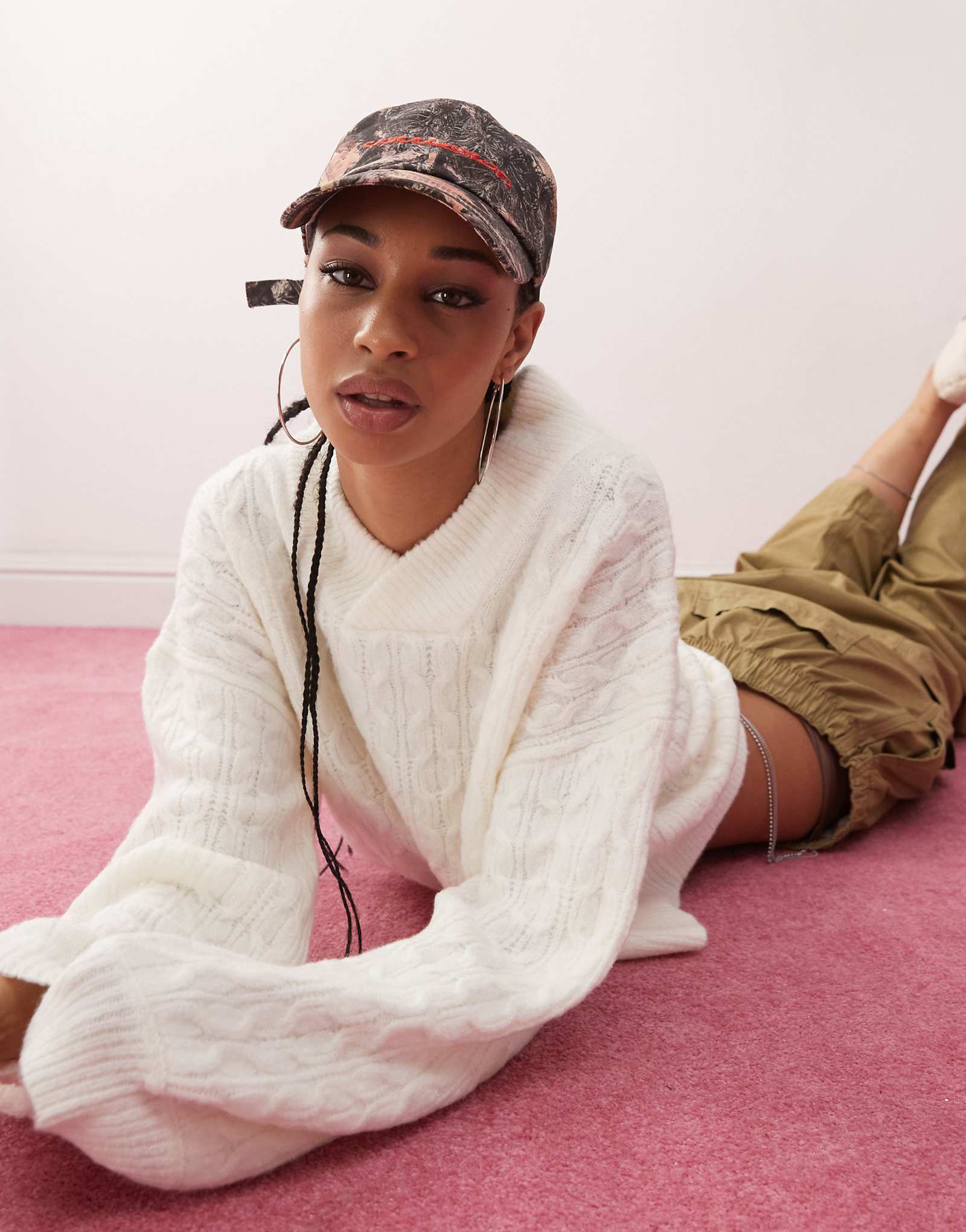 Свитер COLLUSION вязаный с v-образным вырезом цвета экрю 3990₽