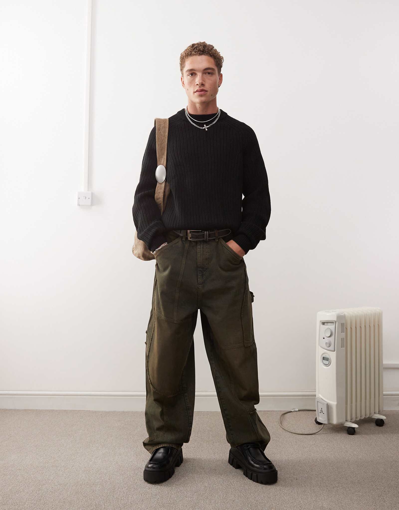 Свитер с круглым вырезом плотной вязки черного цвета COLLUSION 6890₽