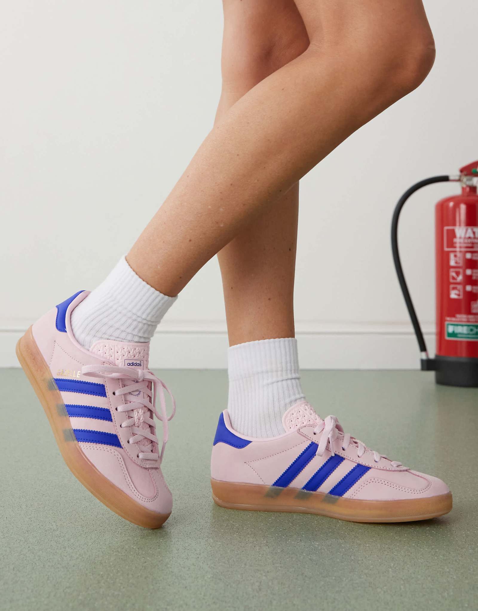 кроссовки adidas Originals Gazelle Indoor розового и синего цветов 20790₽