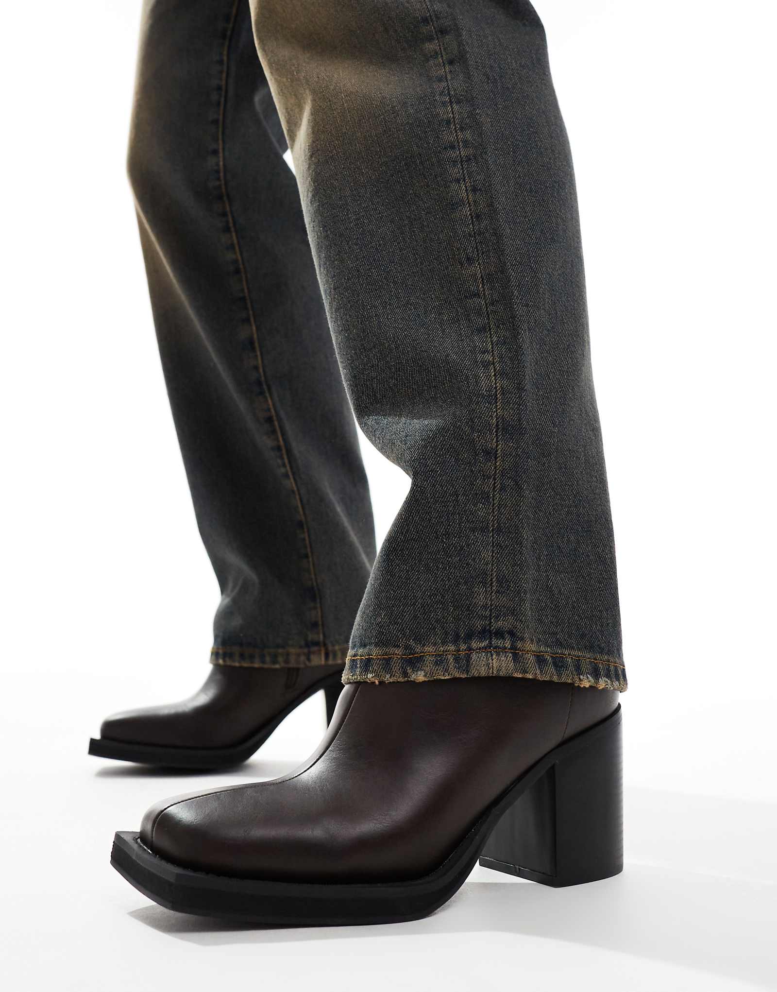 Дизайнерские ботинки челси ASOS коричневого цвета на высоком каблуке с заостренным носком 12990₽