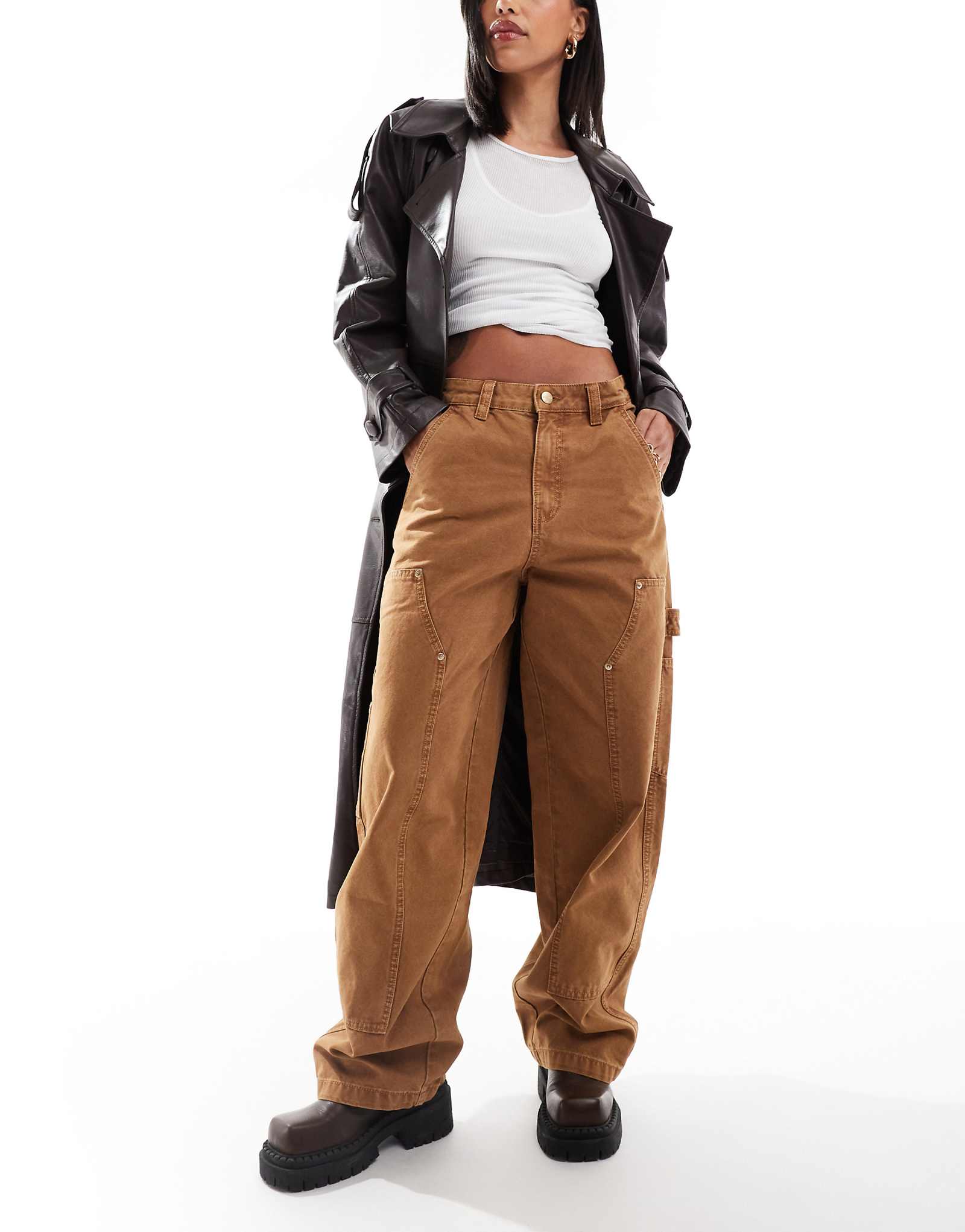 Джинсы Bershka песочного цвета 10190₽