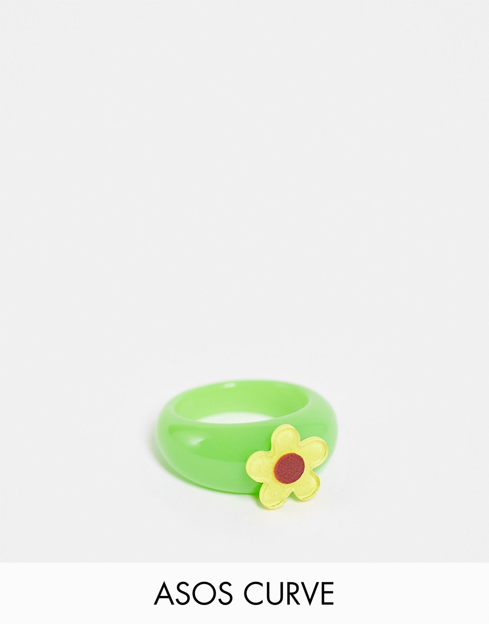 Пластиковое кольцо ASOS DESIGN Curve с желтым цветком в зеленом цвете 1590₽