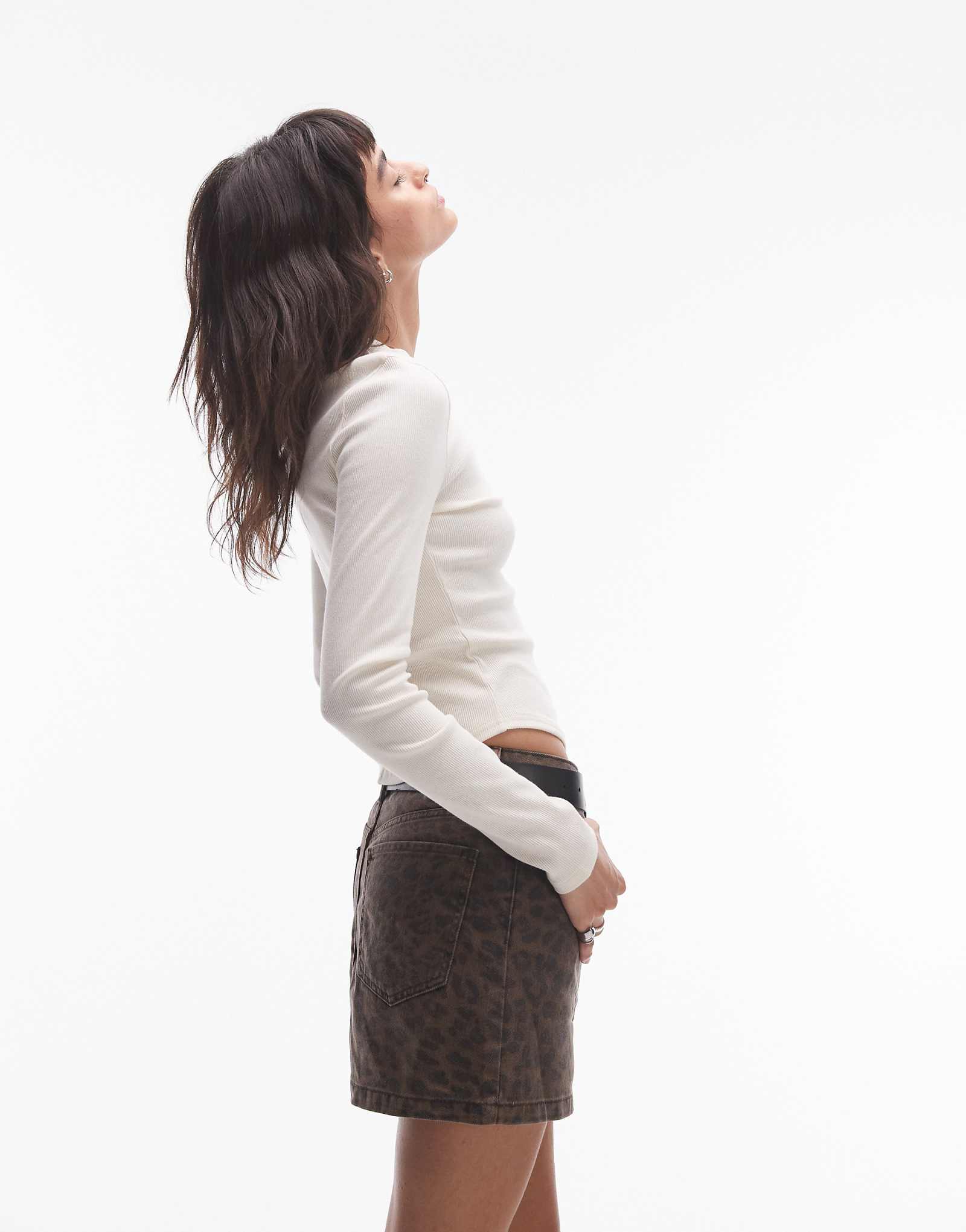 Повседневная футболка с длинным рукавом и округлым подолом от Topshop кремового цвета 3790₽