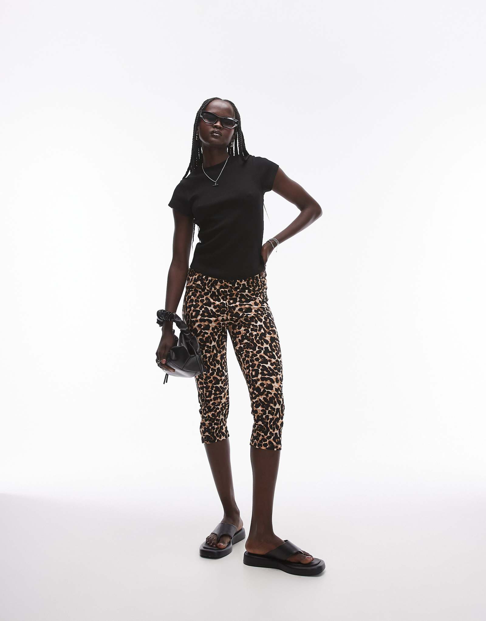 Приталенная футболка Topshop с округлым краем в рубчик черного цвета 2390₽