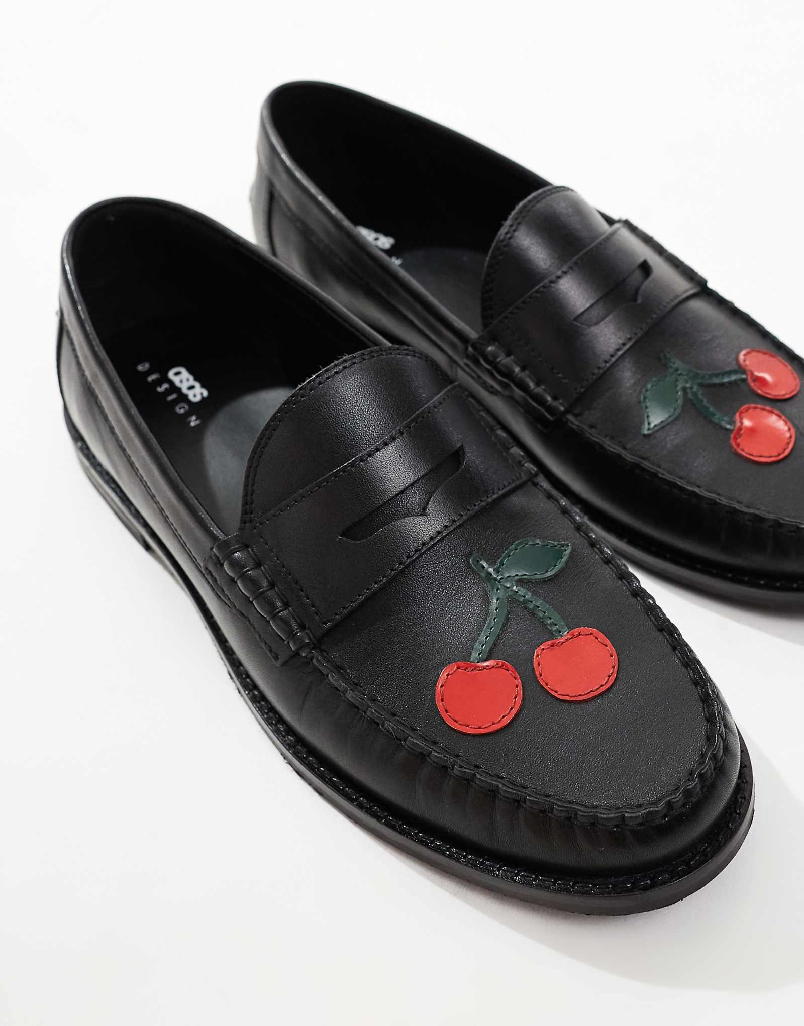 ДИЗАЙНЕРСКИЕ пенни-лоферы ASOS из черной кожи со значками 10590₽