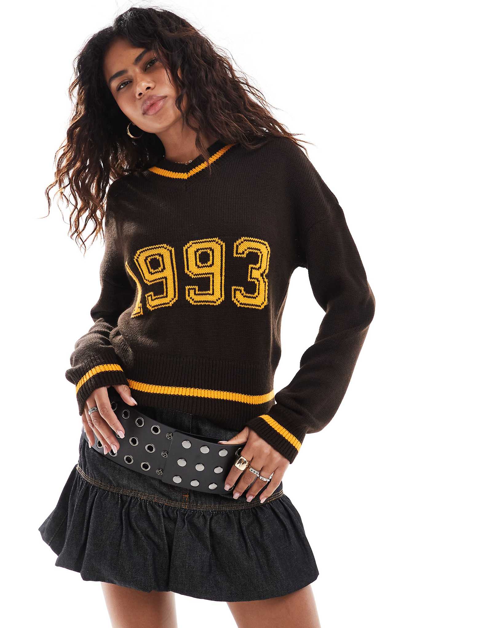 Вязаный свитер с V-образным вырезом и принтом COLLUSION коричневого цвета 5990₽