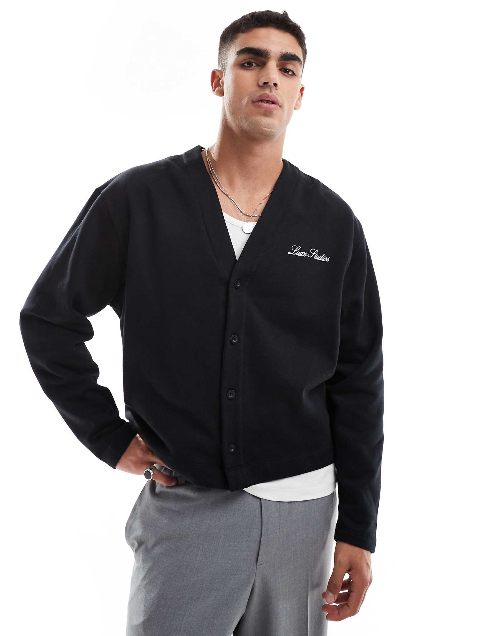 ДИЗАЙНЕРСКИЙ кардиган ASOS с принтом luxe studios на груди черного цвета 6190₽