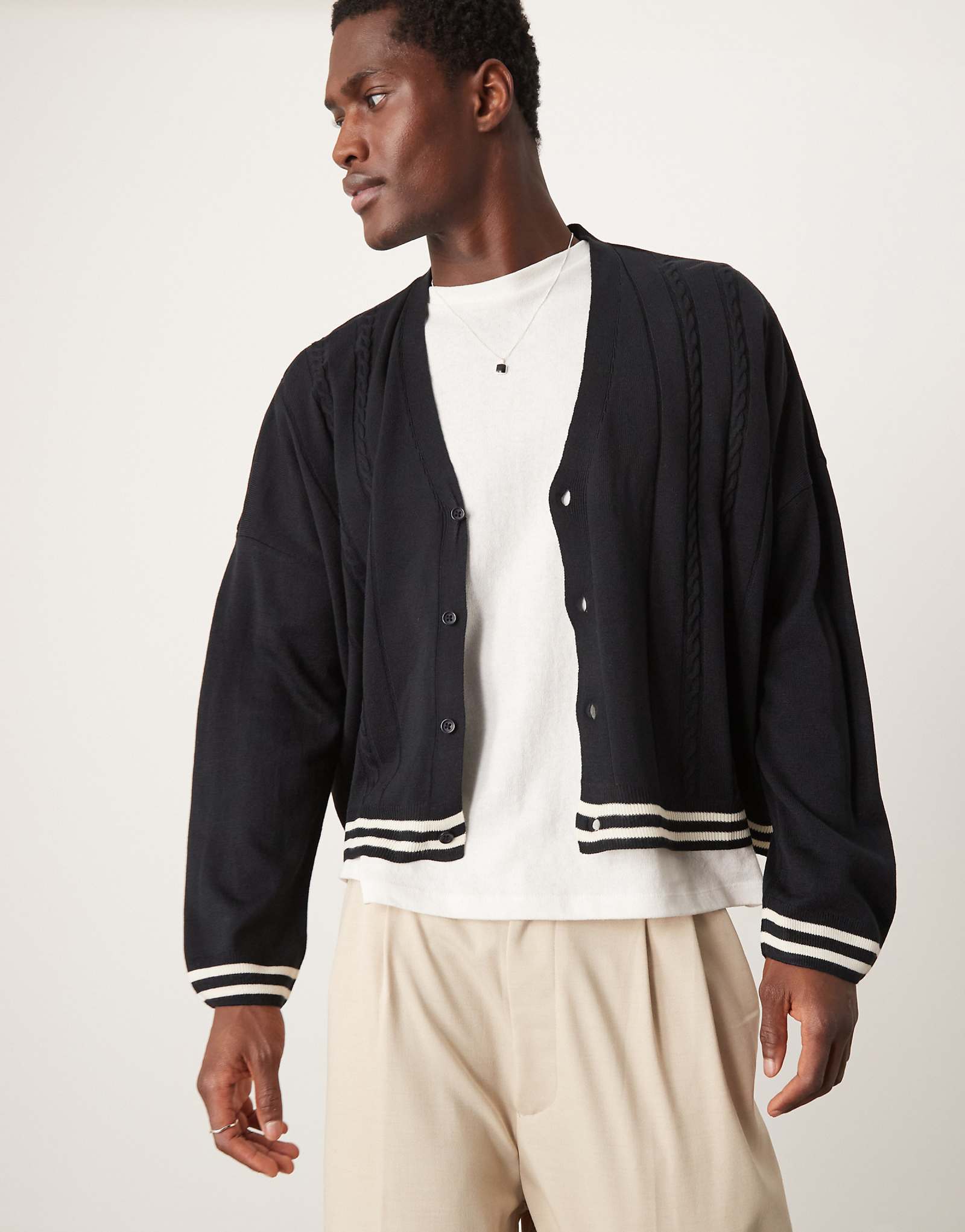 МОДНЫЙ кардиган ASOS DESIGN extreme oversize из кабельной вязки темно-синего цвета с окантовкой 3090₽