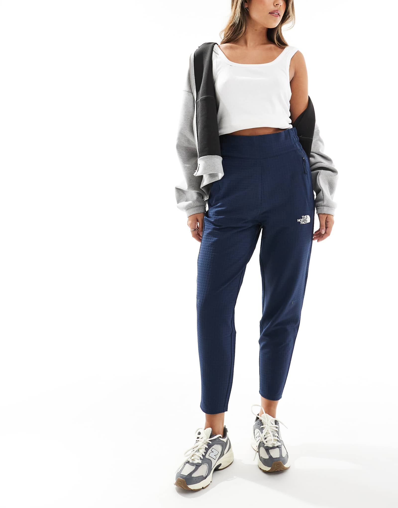 Спортивные брюки The North Face Tekware Grid темно-синего цвета 13090₽