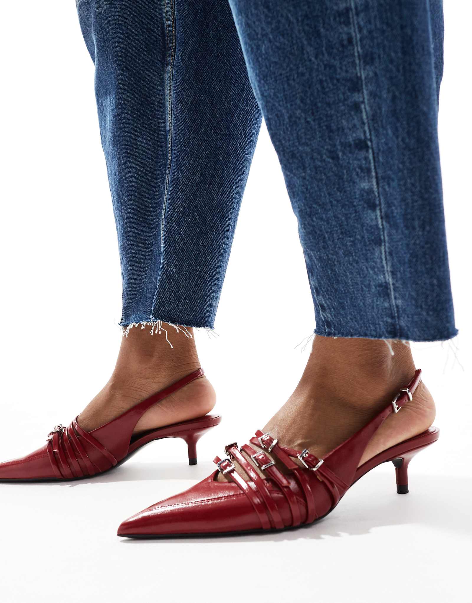 Босоножки на каблуках Stradivarius kitten с пряжками красного цвета 7490₽