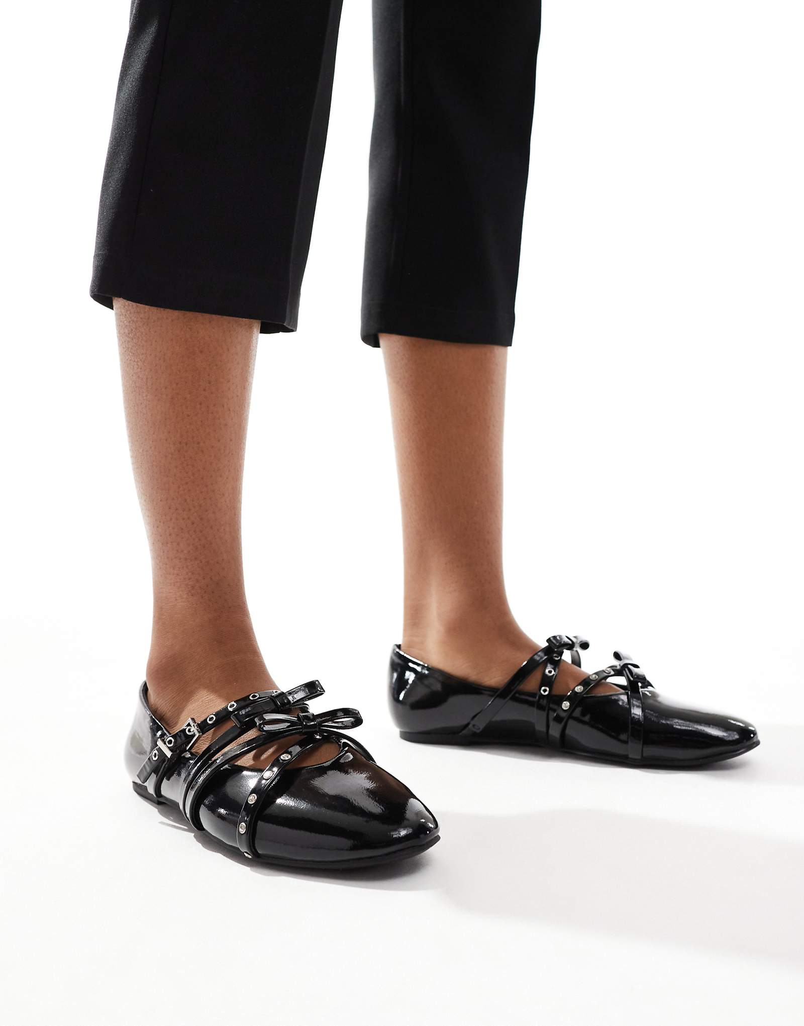 Черные балетные туфли на ремешках от Stradivarius с заклепками