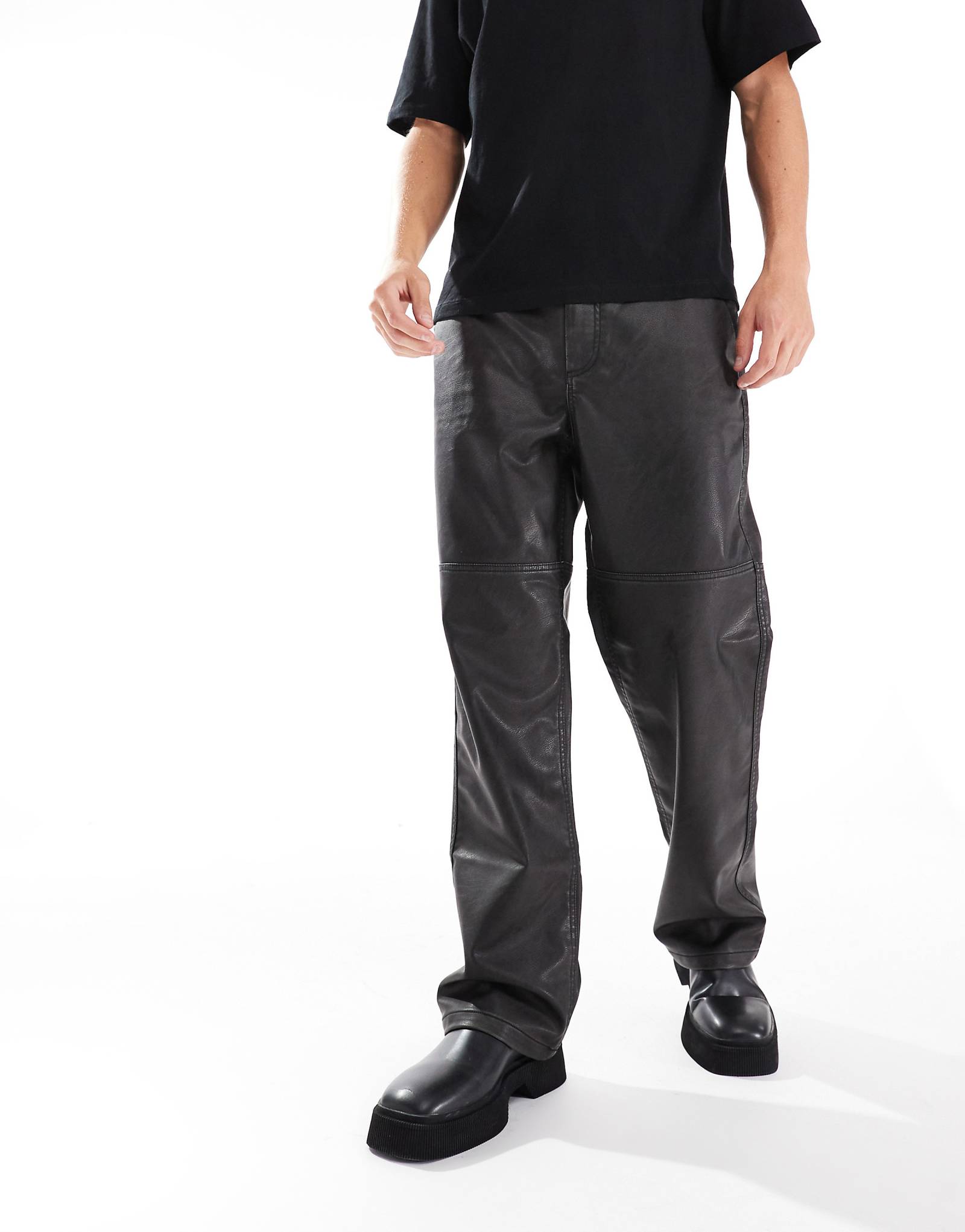 Широкие брюки из искусственной кожи Pull-Bear черного цвета 2790₽