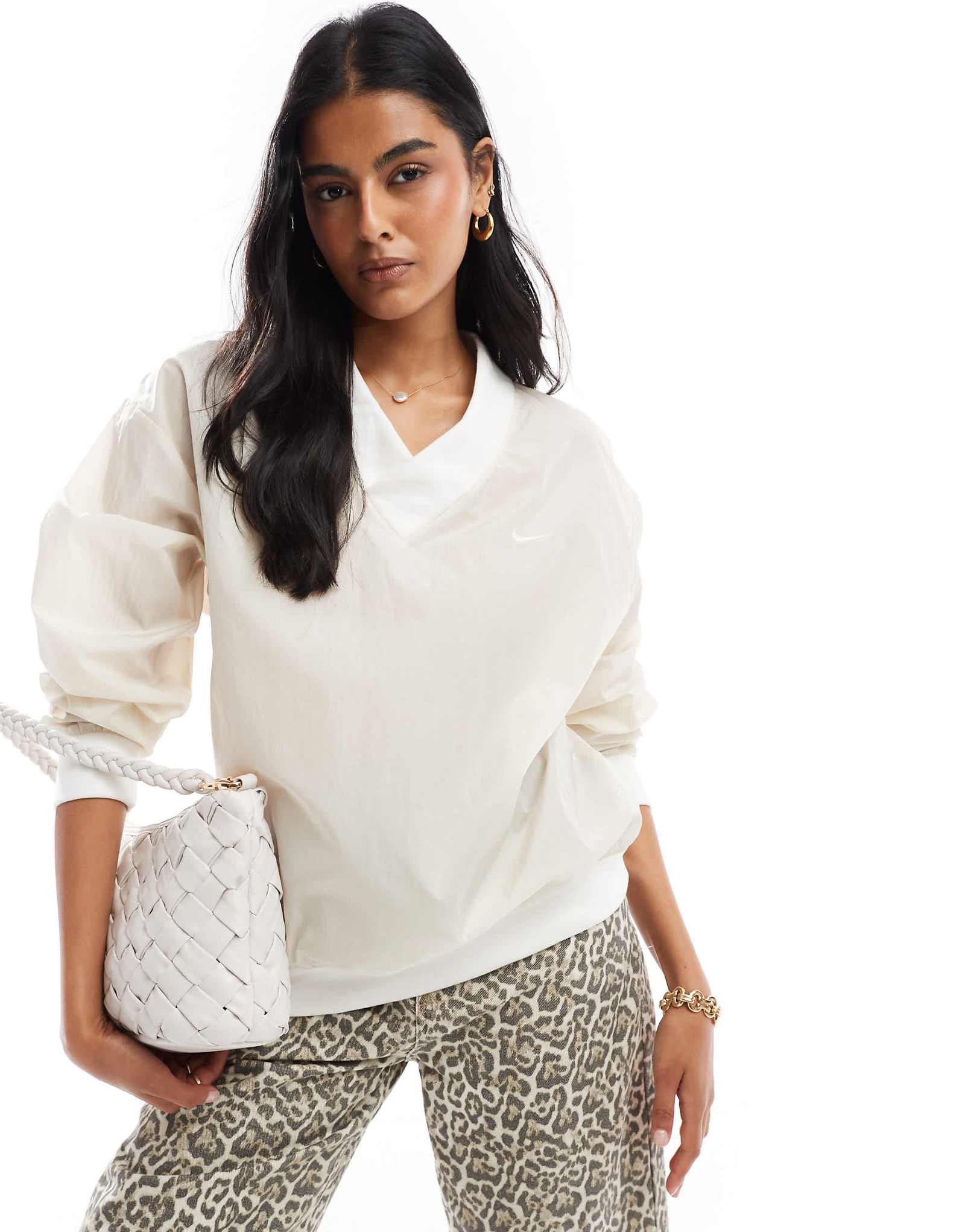 Тканый топ с круглым вырезом и длинными рукавами от Nike Windrunner из дерева Оревуд 10690₽