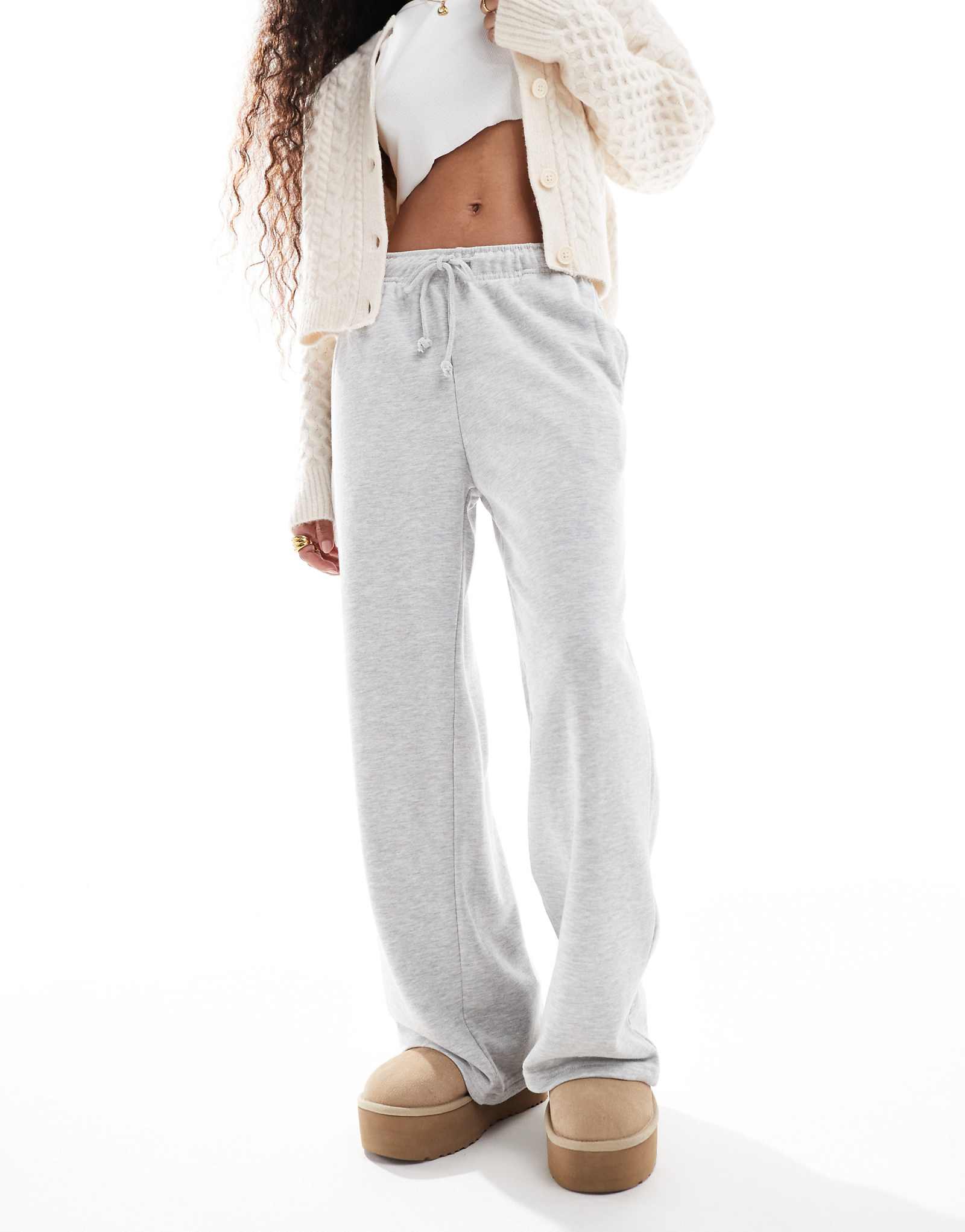 Спортивные брюки Stradivarius Petite с широкими штанинами серого цвета 5390₽