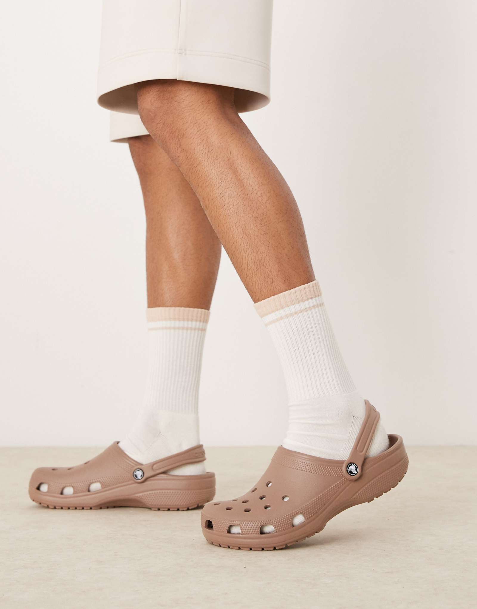 Классические сабо Crocs унисекс коричневого цвета 11890₽