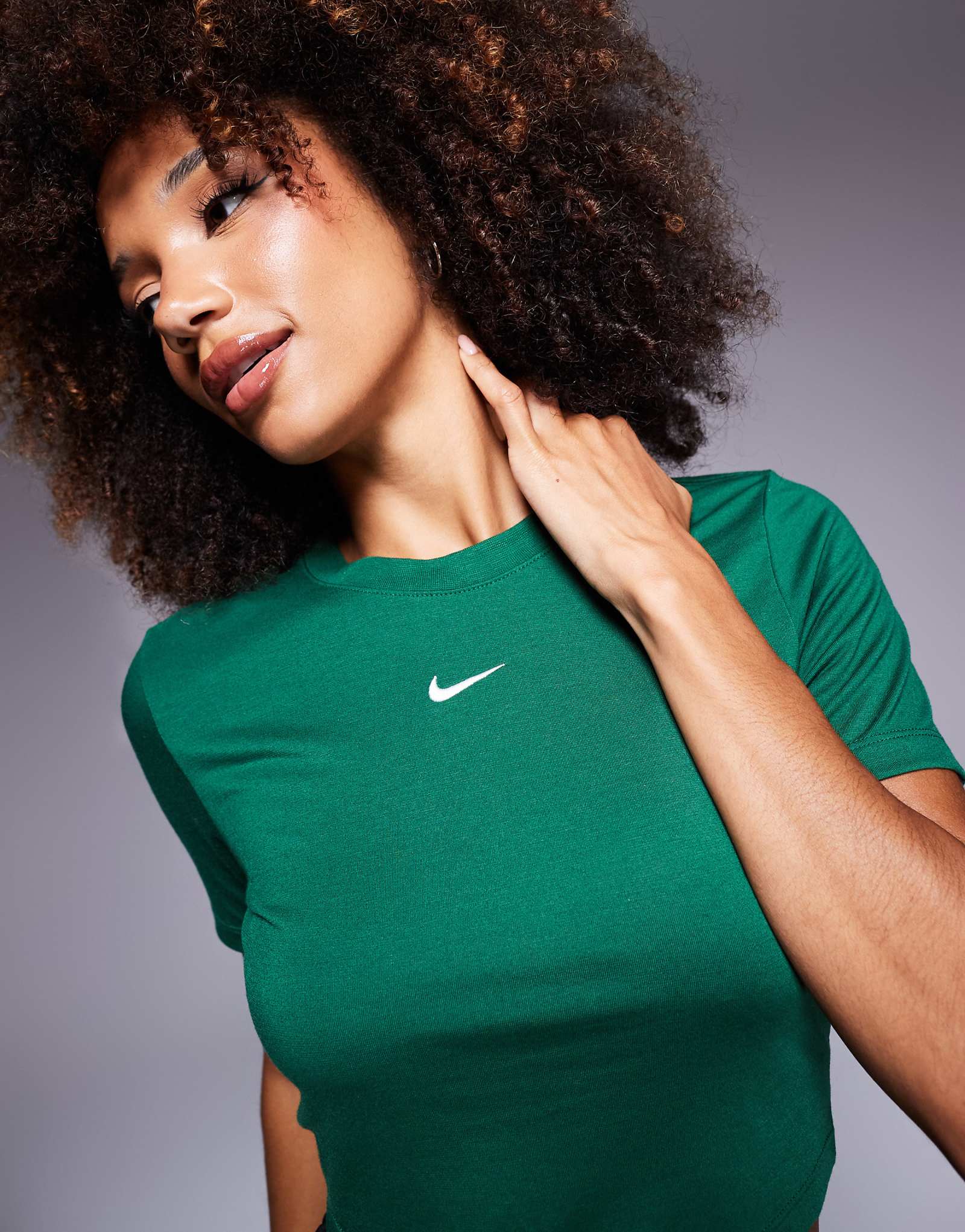 Укороченная футболка Nike essential зеленого цвета 4890₽