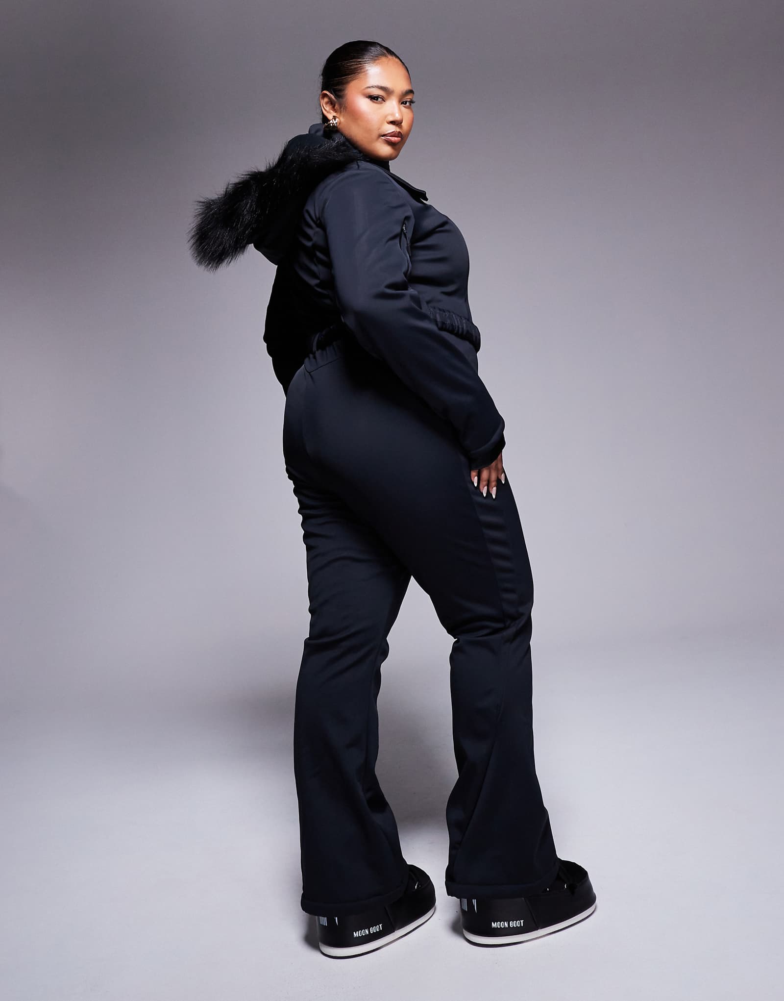 Лыжный костюм ASOS 4505 Curve Icon с поясом узкими штанинами и капюшоном из искусственного меха черного цвета 23190₽