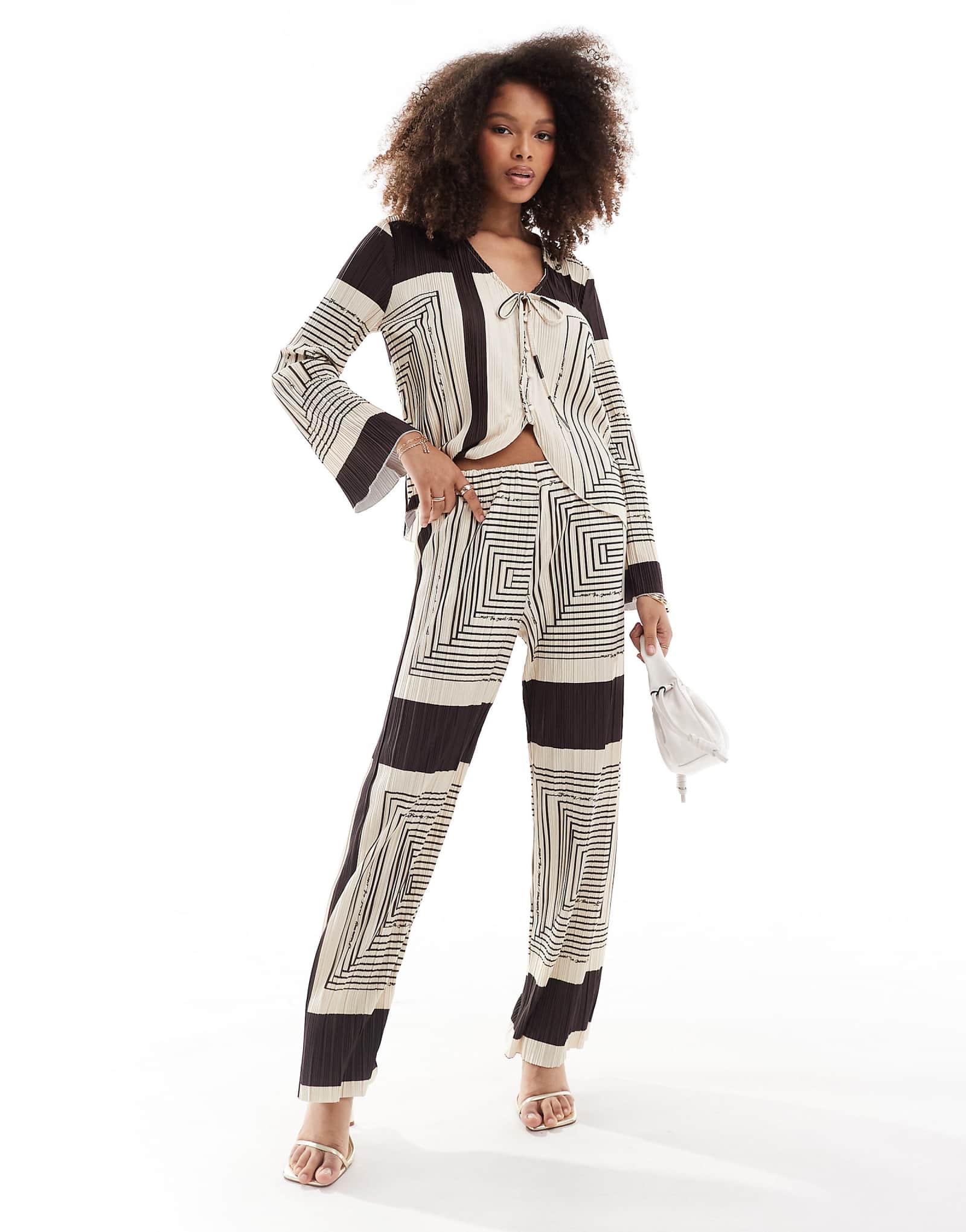 Широкие брюки Object plisse с коричневым абстрактным принтом - часть комплекта 4690₽