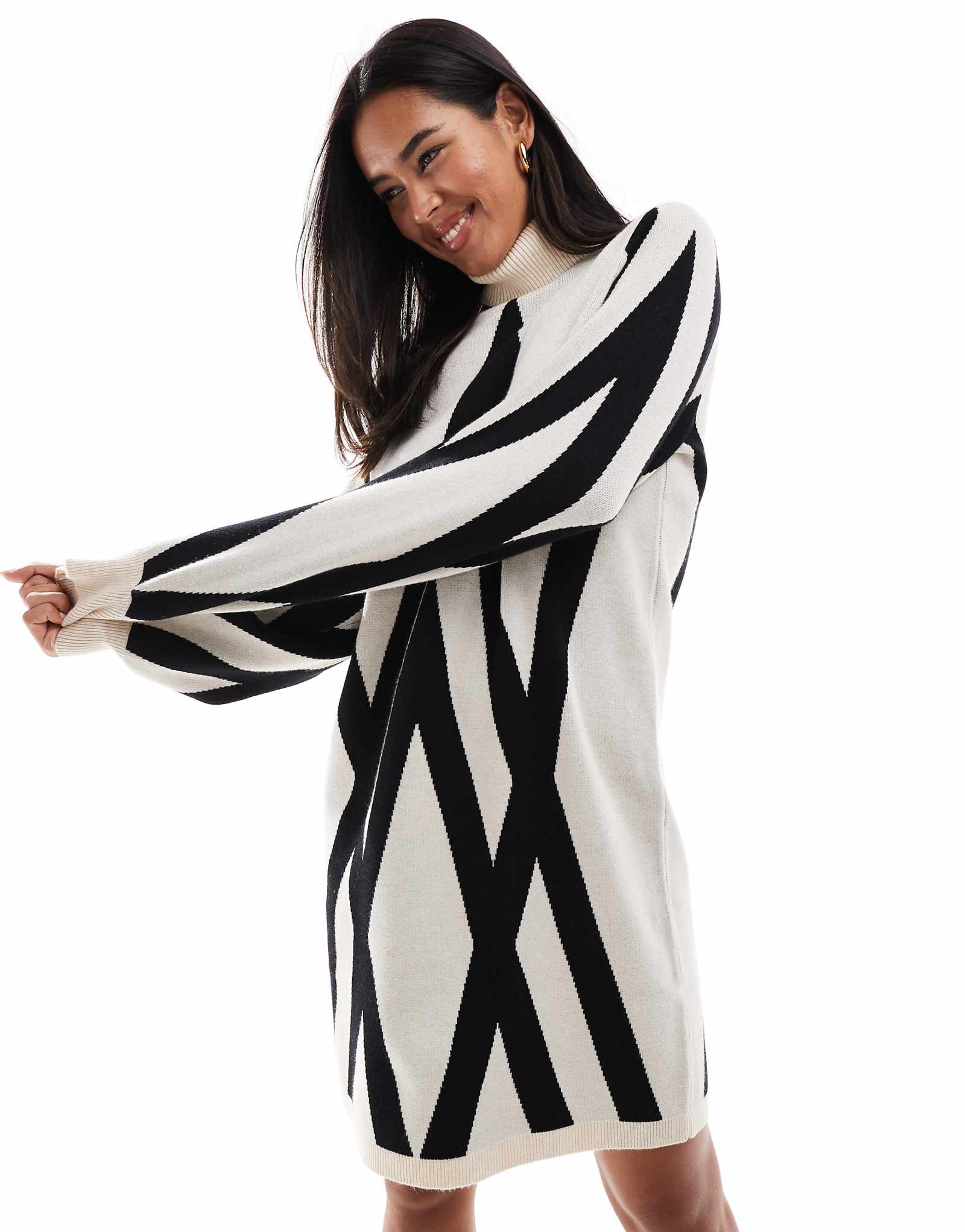 Предметное вязаное платье-свитер с высоким вырезом и кремовым монохромным принтом 22090₽