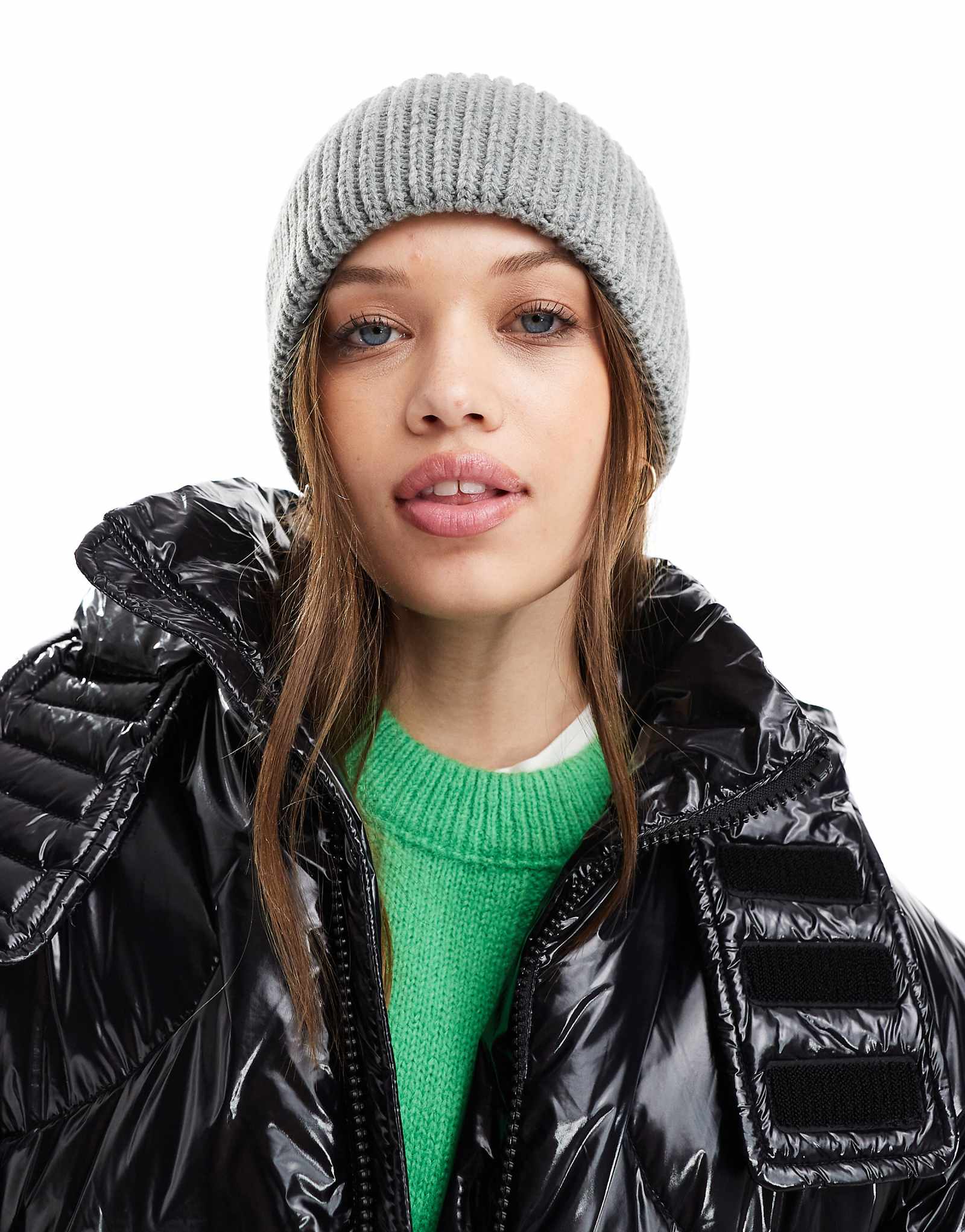 Предметная вязаная шапочка серого цвета 5290₽