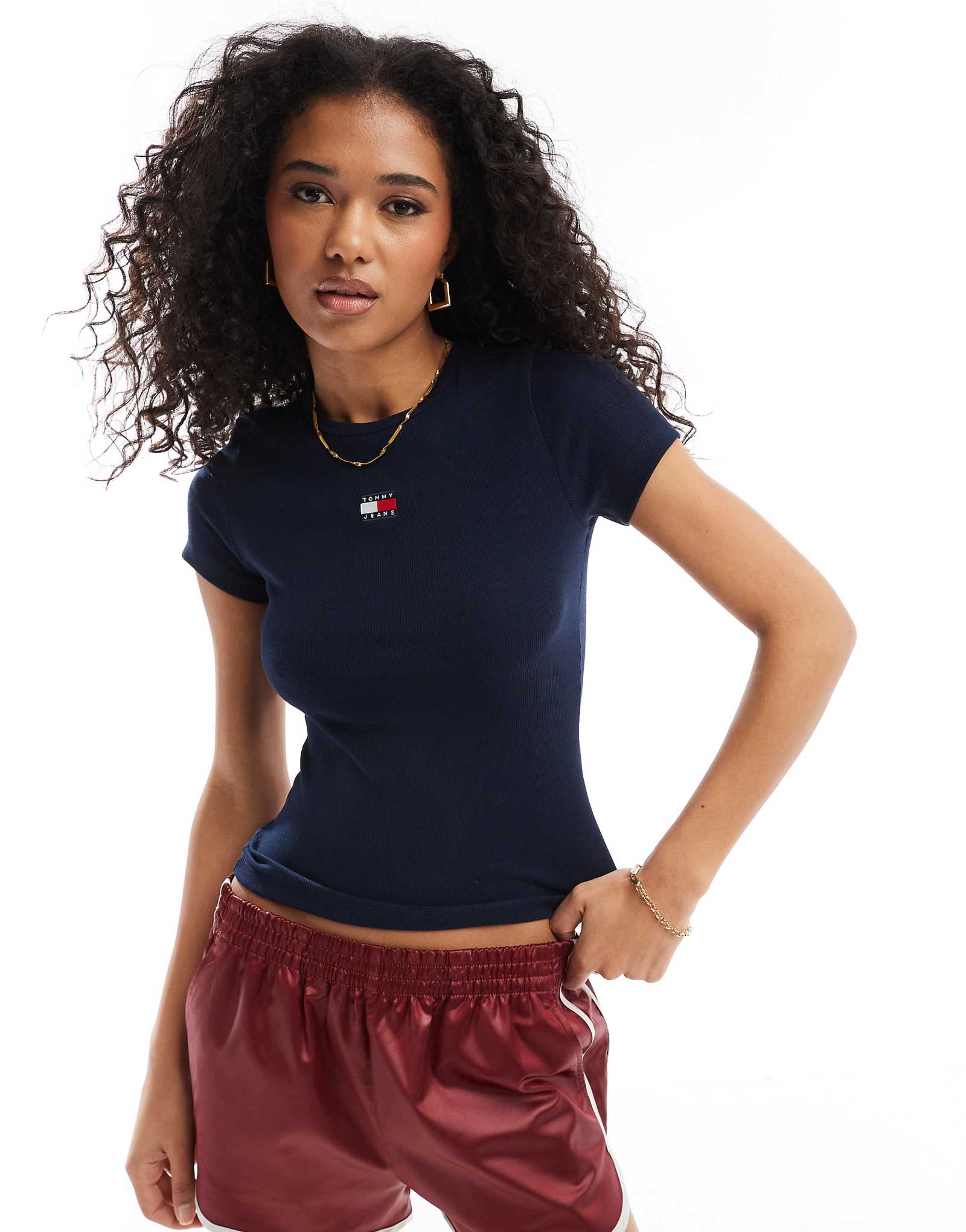 Темно-синяя футболка в рубчик со значком Tommy Jeans 10390₽