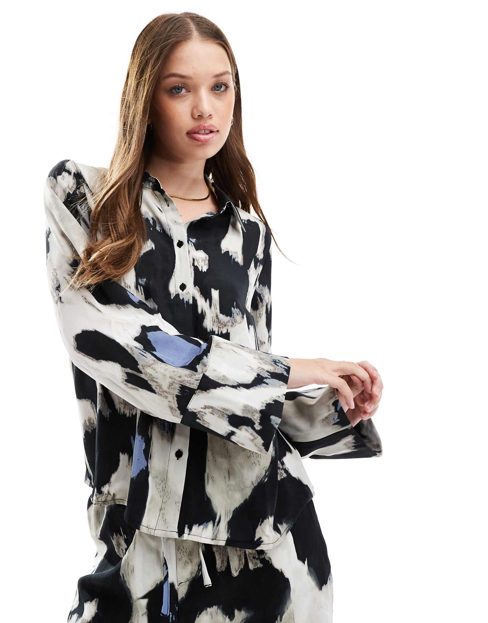 Атласная рубашка Vila с синим графическим принтом - часть комплекта 8390₽