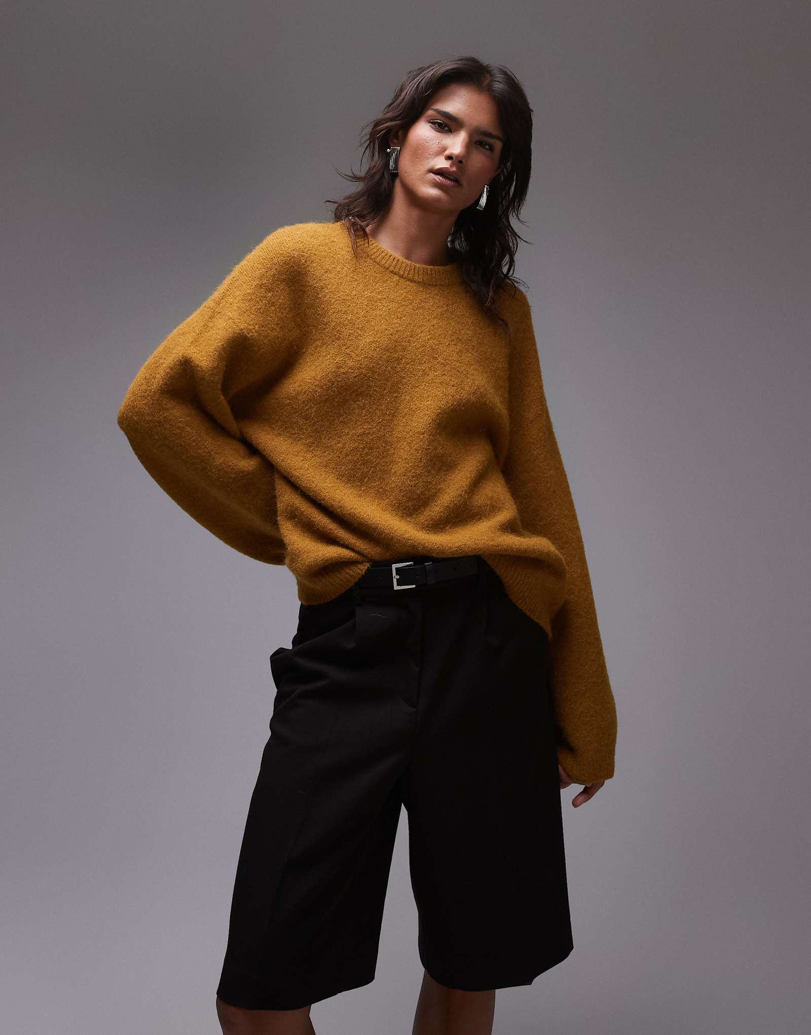 Непринужденный свитер ARKET из сверхмягкой шерсти альпаки коричневого цвета ocra brown 15490₽