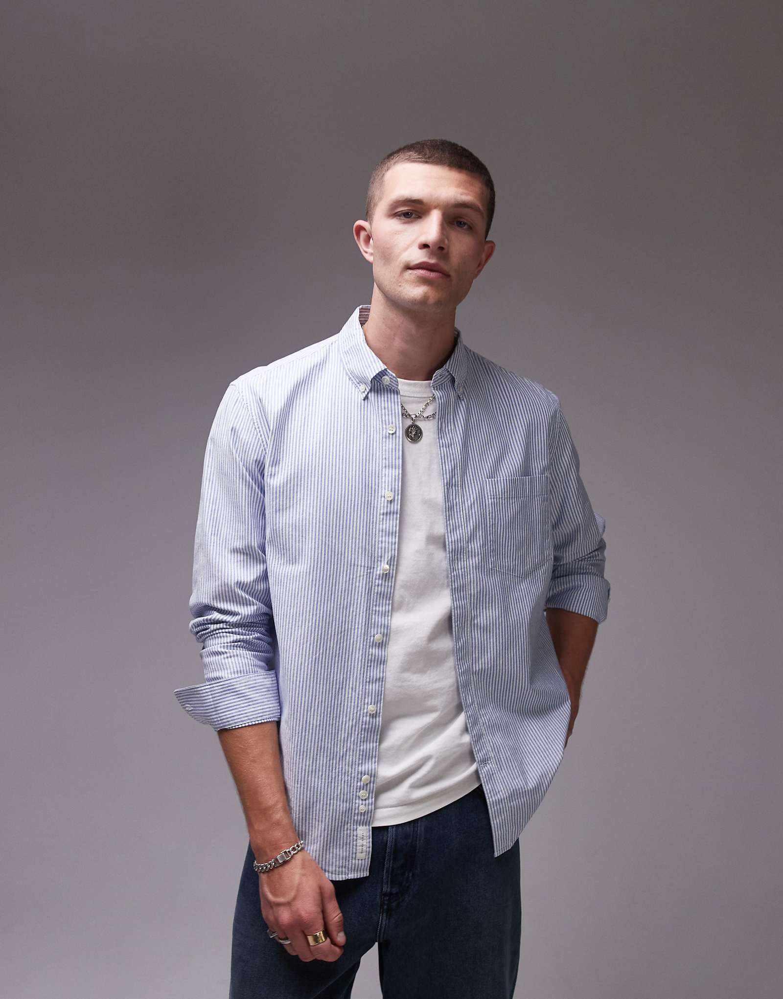 Оксфордская рубашка ARKET в сине-белую полоску 14390₽