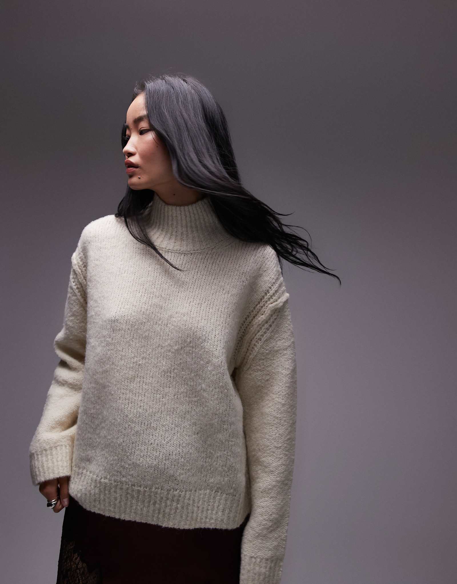 Вязаный свитер Topshop с отделкой в виде воронки выполненный в непринужденном стиле цвета слоновой кости 4290₽