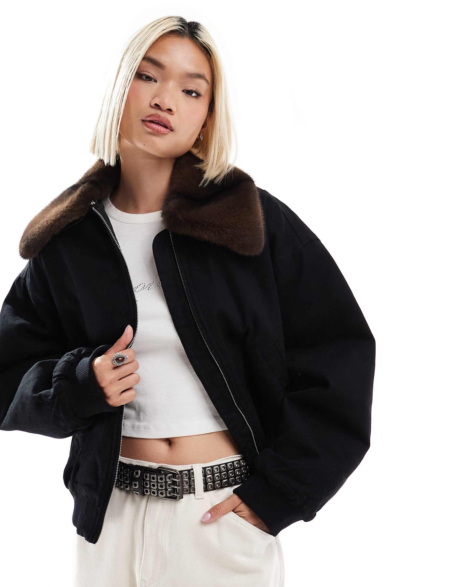 Куртка Monki на молнии спереди черного цвета с контрастным воротником из искусственного меха