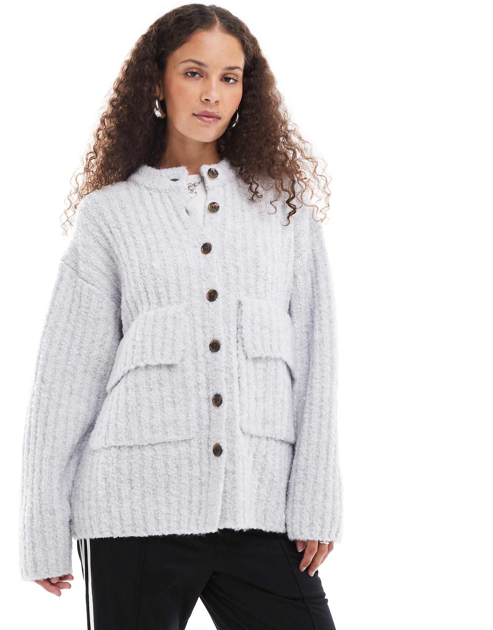 Серый меланжевый кардиган Monki из плотной трикотажной ткани в рубчик с высоким воротом пуговицами спереди и карманами с клапанами спереди 9290₽