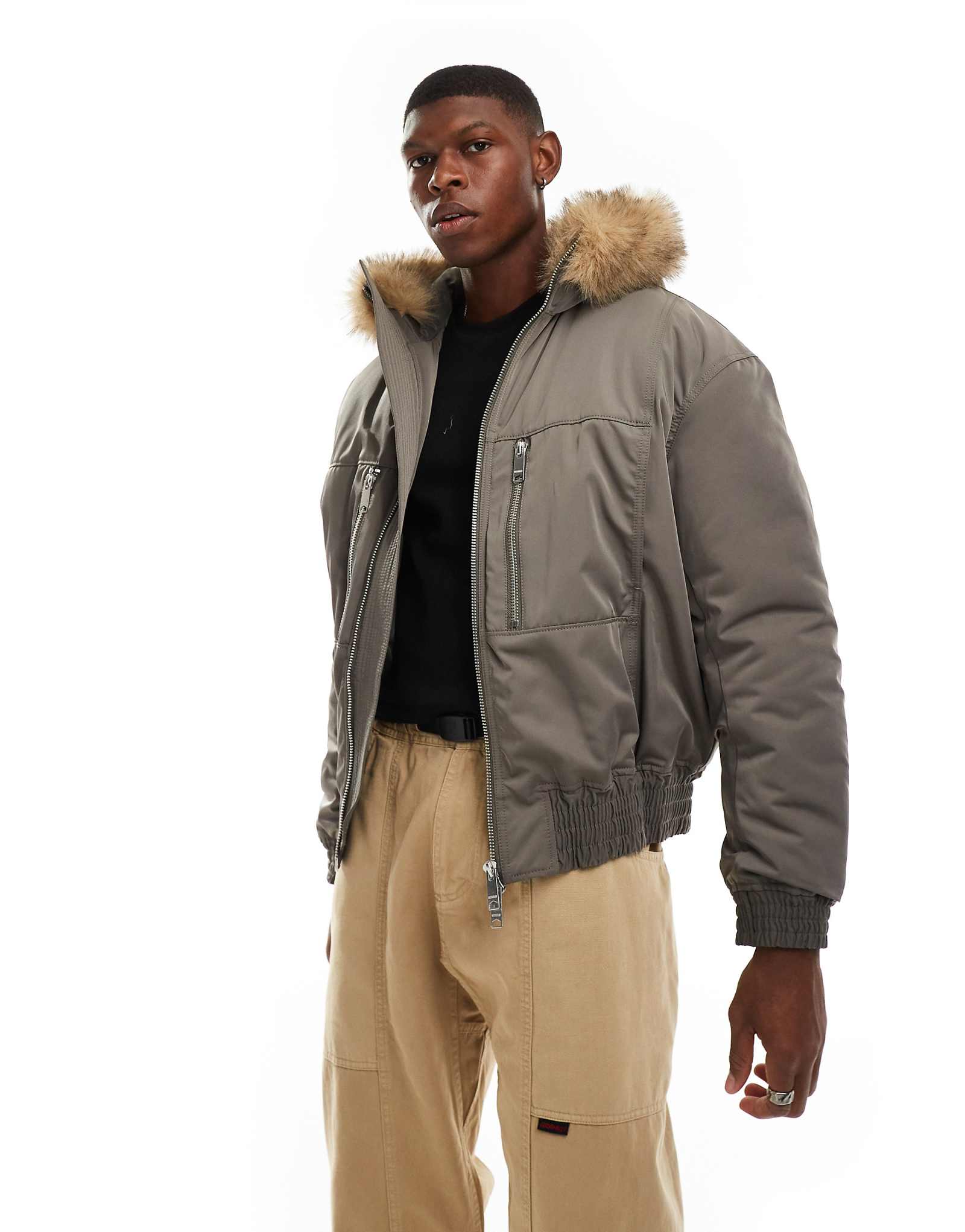 Куртка-бомбер на подкладке для буднего дня с капюшоном из искусственного меха цвета хаки 12590₽