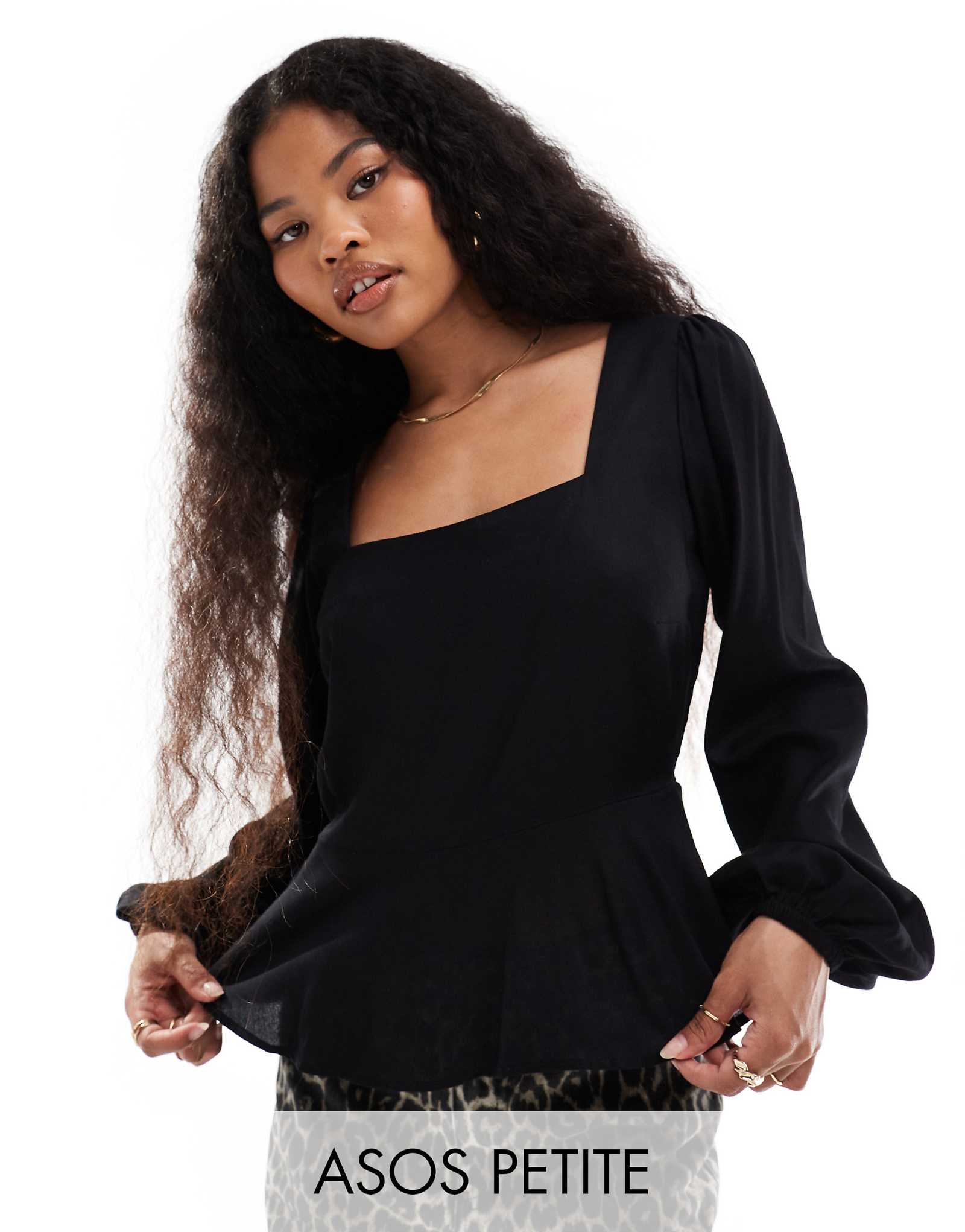 Топ с пышными рукавами и баской черного цвета от ASOS DESIGN выполненный в миниатюрном объемном стиле 4790₽