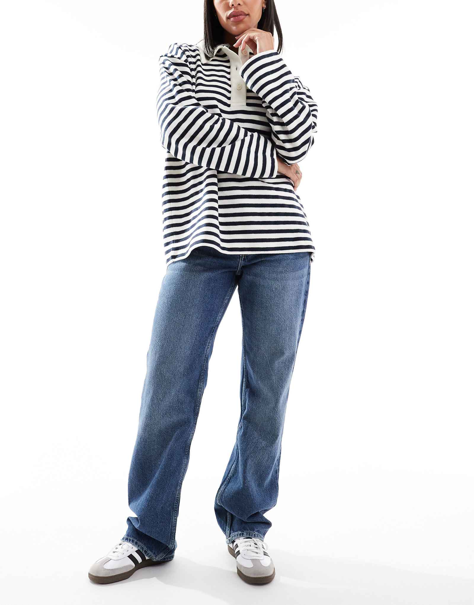 Джинсы прямые Bershka темно-синего цвета 9390₽