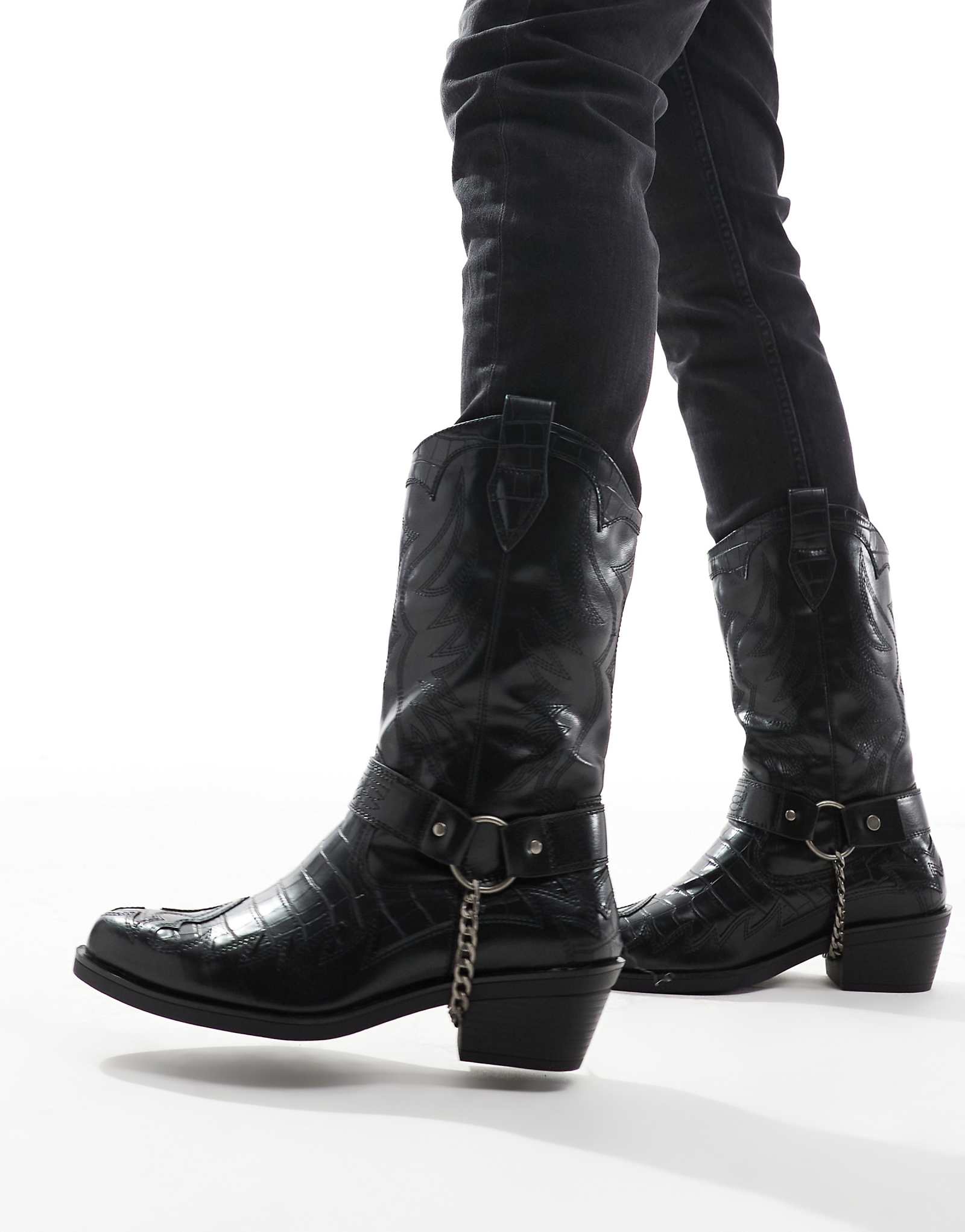 Черные сапоги в стиле вестерн от Bershka 8990₽