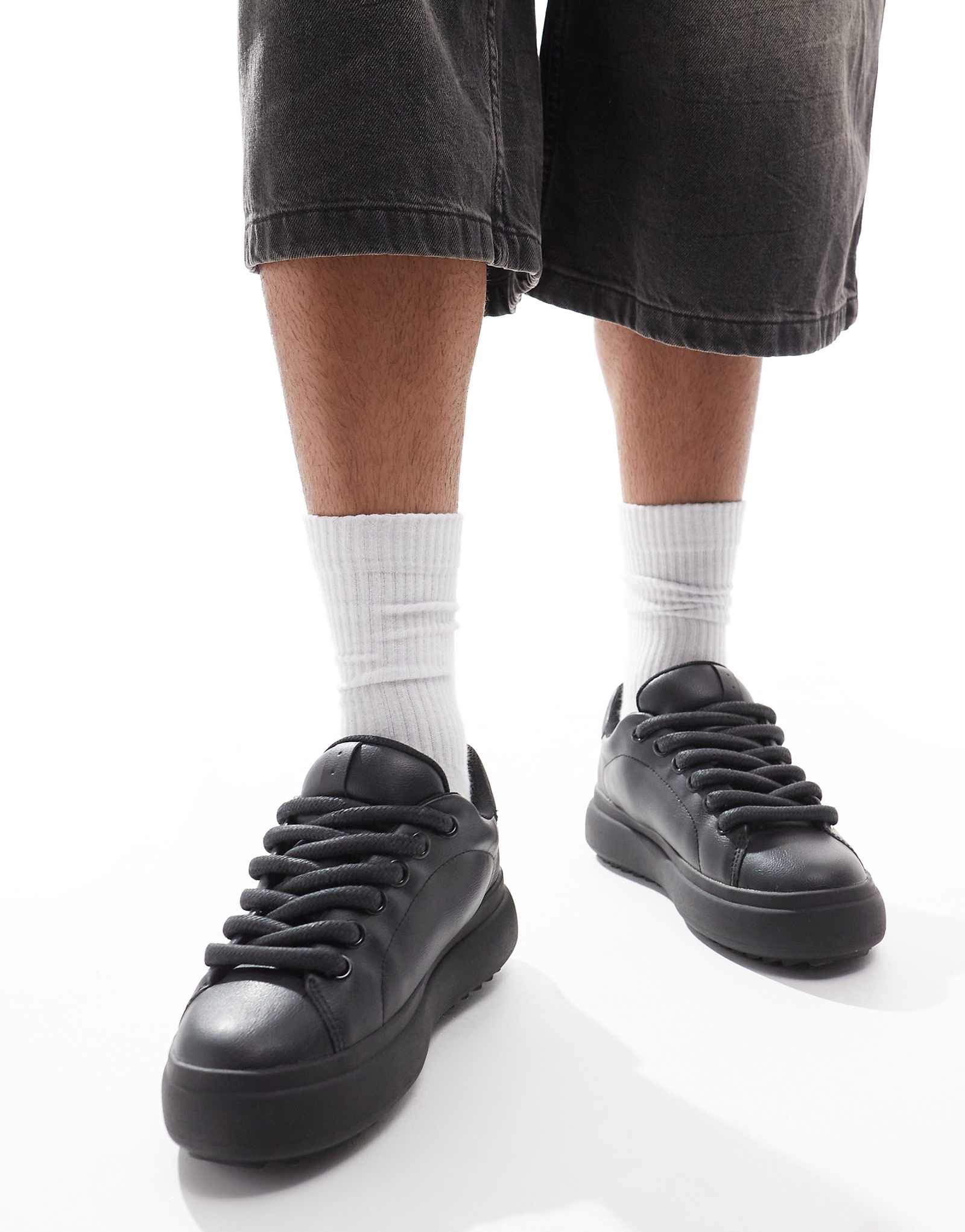 Массивные кроссовки Bershka черного цвета 9490₽