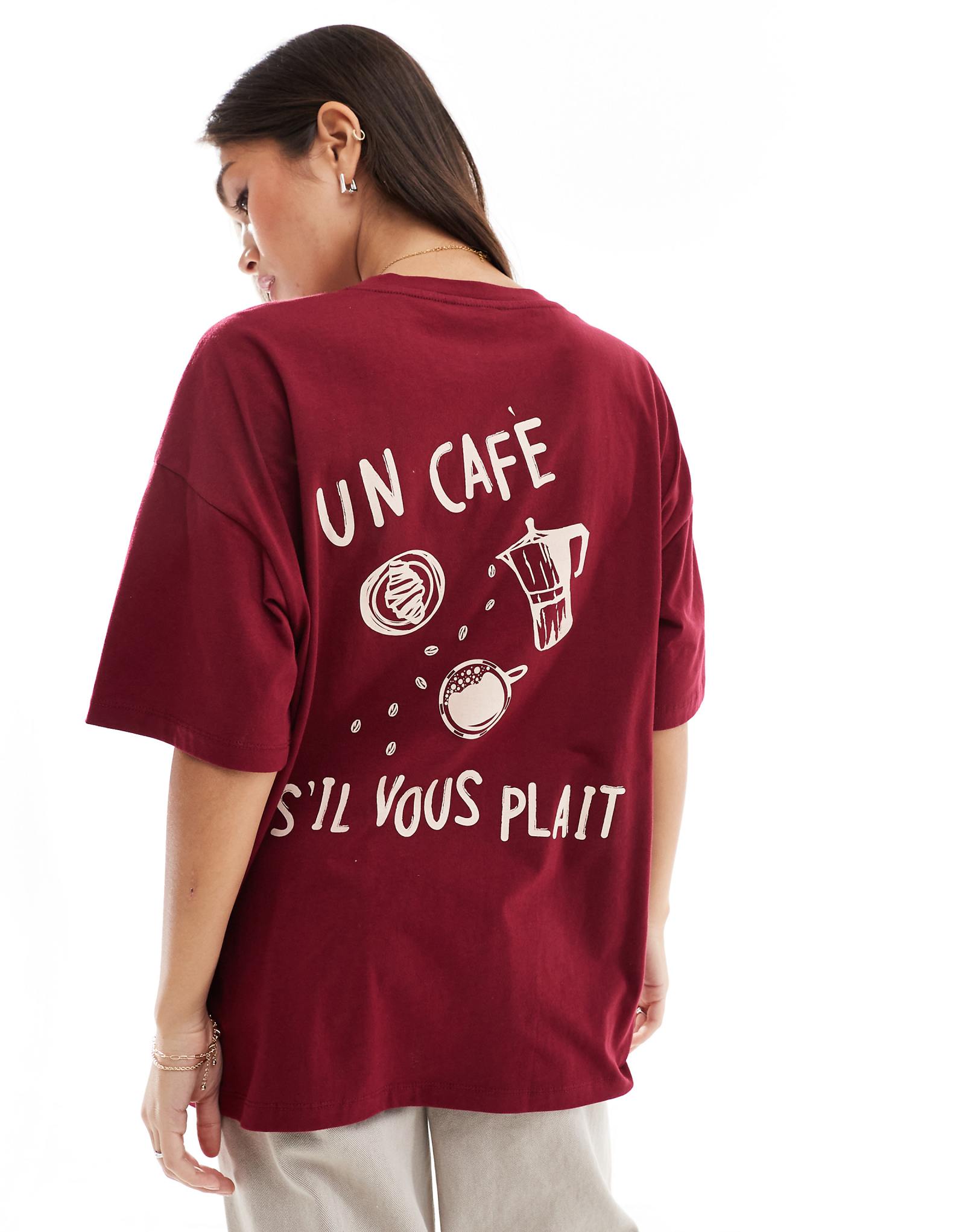ОБЪЕМНАЯ футболка ASOS DESIGN un cafe sil vous с косичками бордового цвета 4990₽