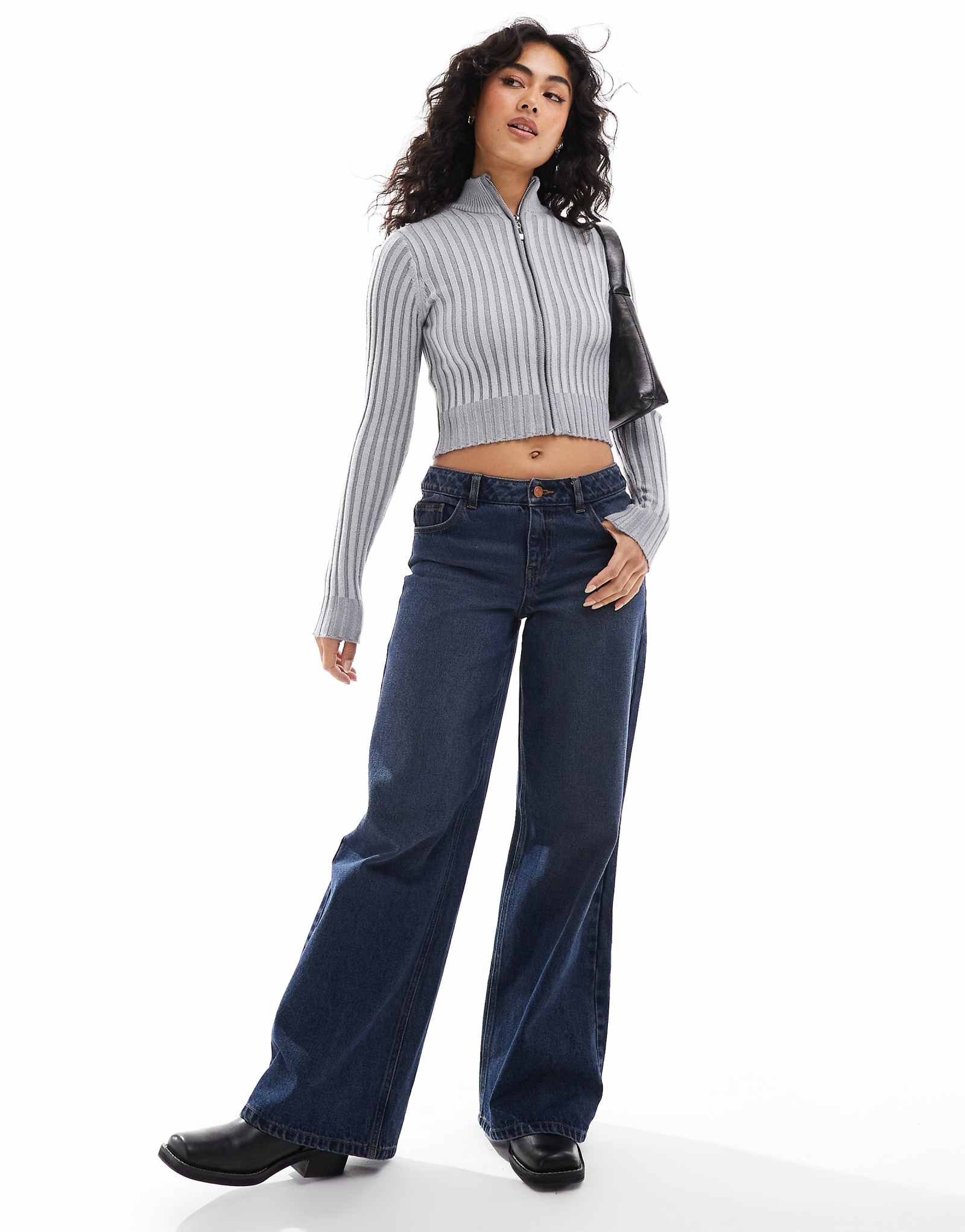 Серый свитер в рубчик на молнии от Bershka 6890₽