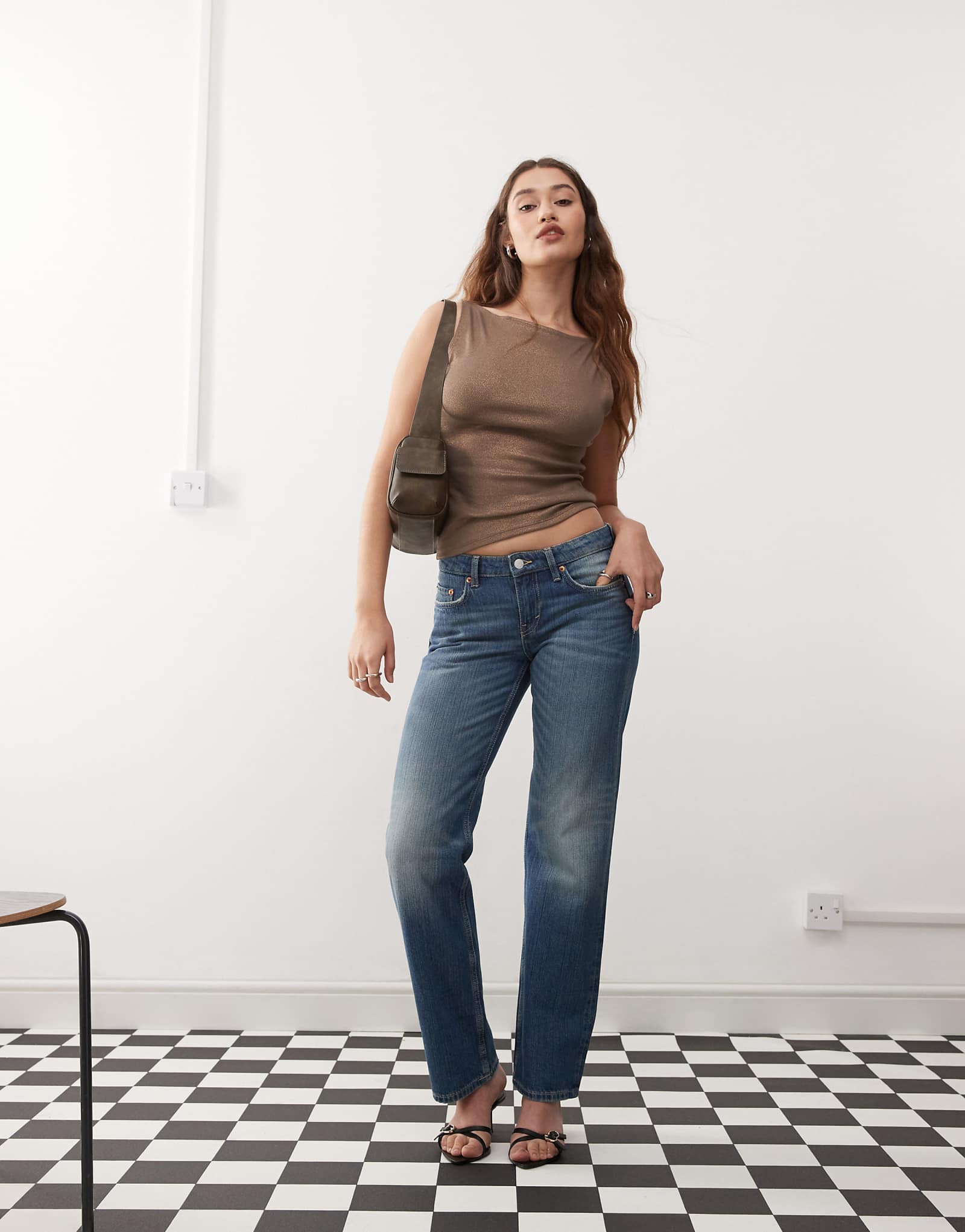 Джинсы прямого кроя с заниженной талией и стрелками для буднего дня в полоску синего цвета постиранные 6890₽