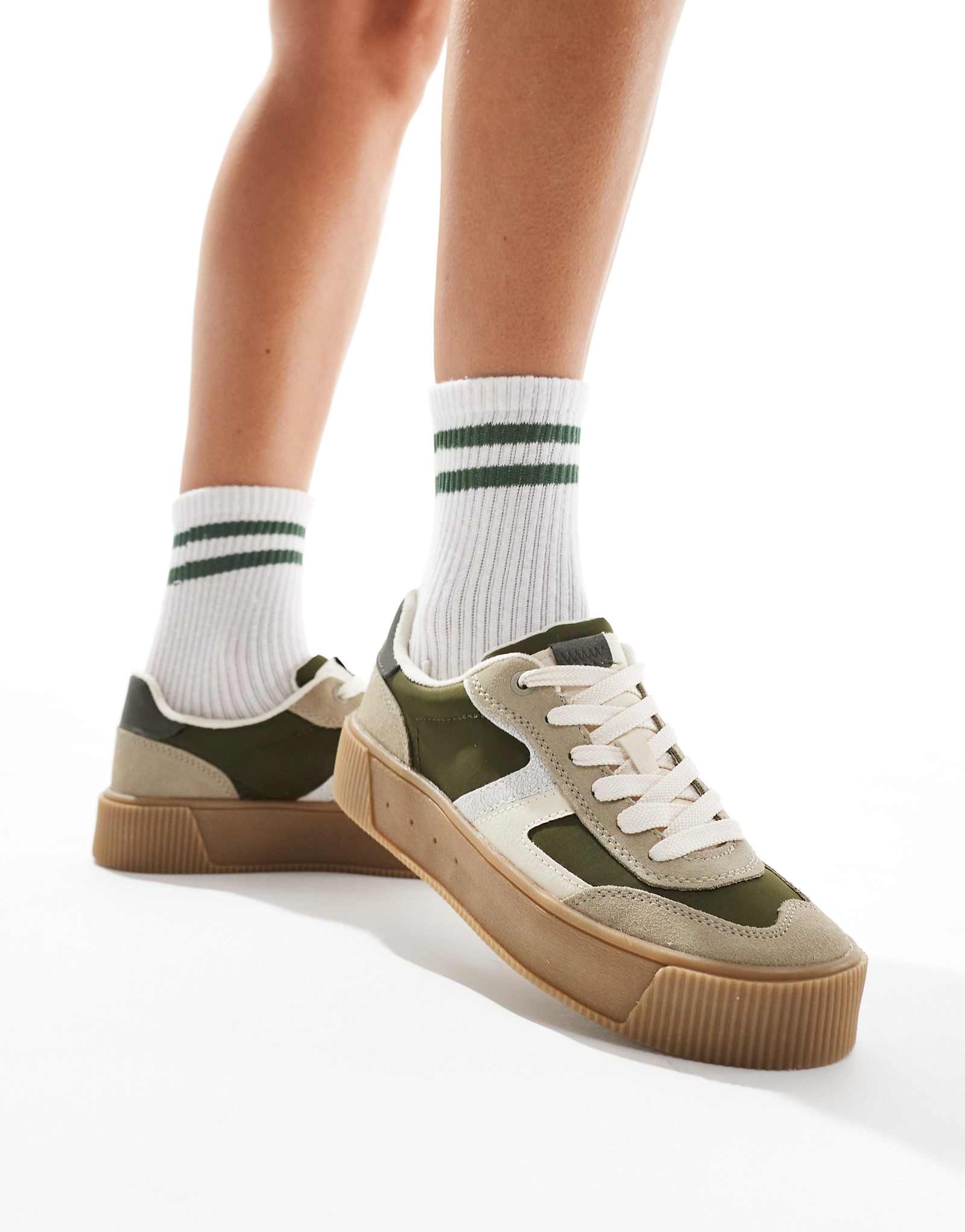 Кроссовки Stradivarius на платформе с массивной подошвой цвета хаки 7590₽