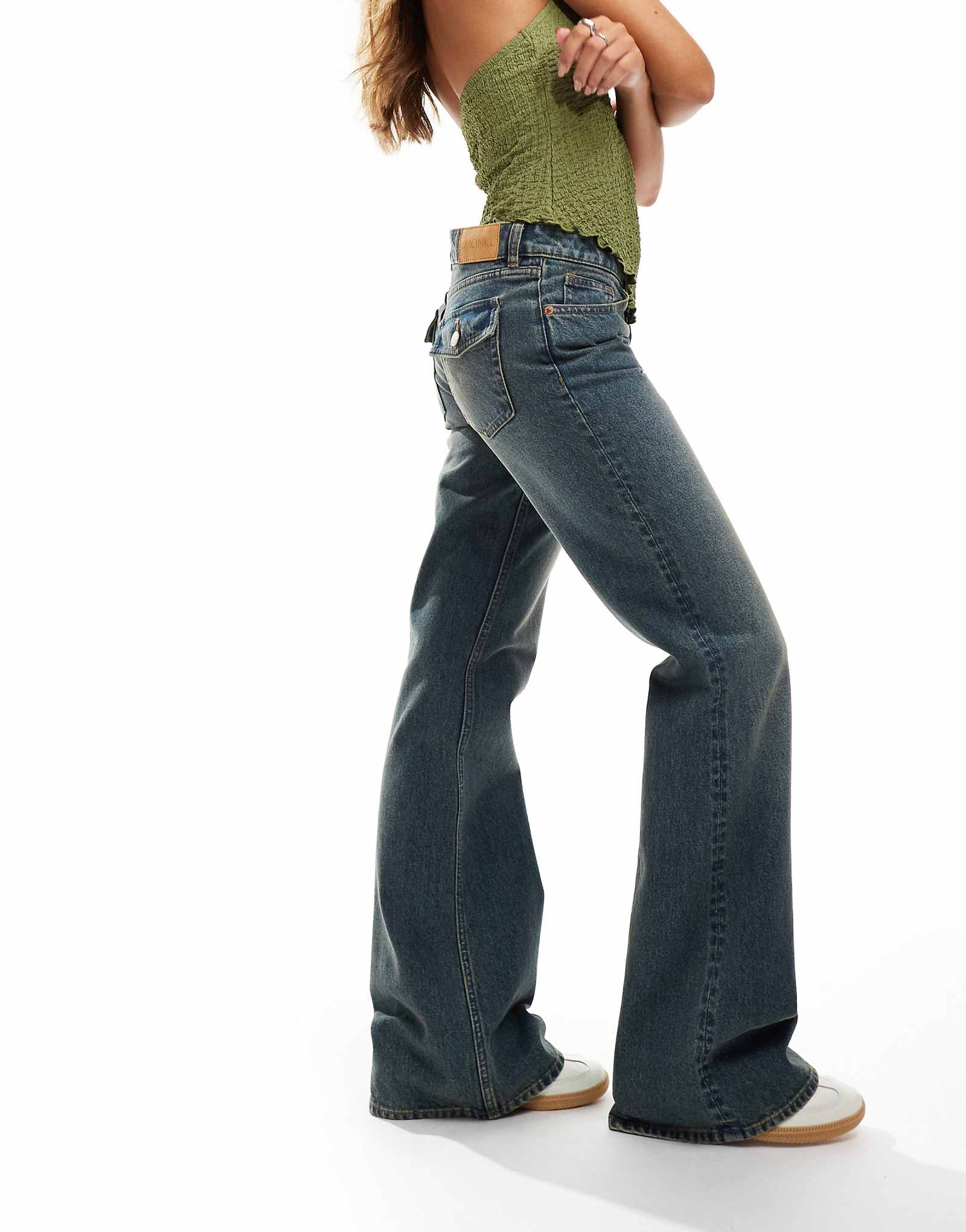 Расклешенные джинсы Monki Trudy с заниженной талией темно-синего цвета canyon 15090₽