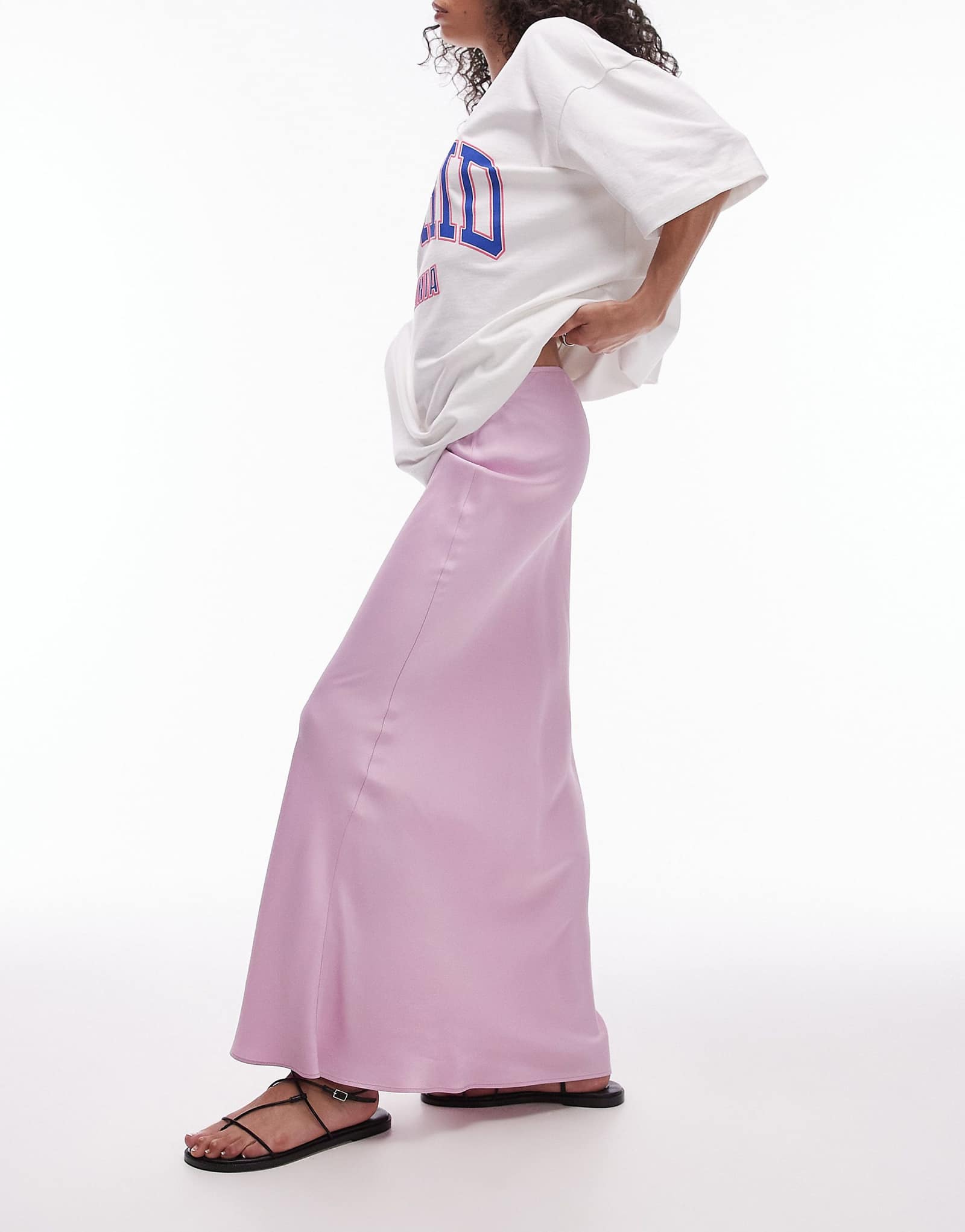 Атласная юбка макси с уклоном от Topshop розового цвета 7990₽