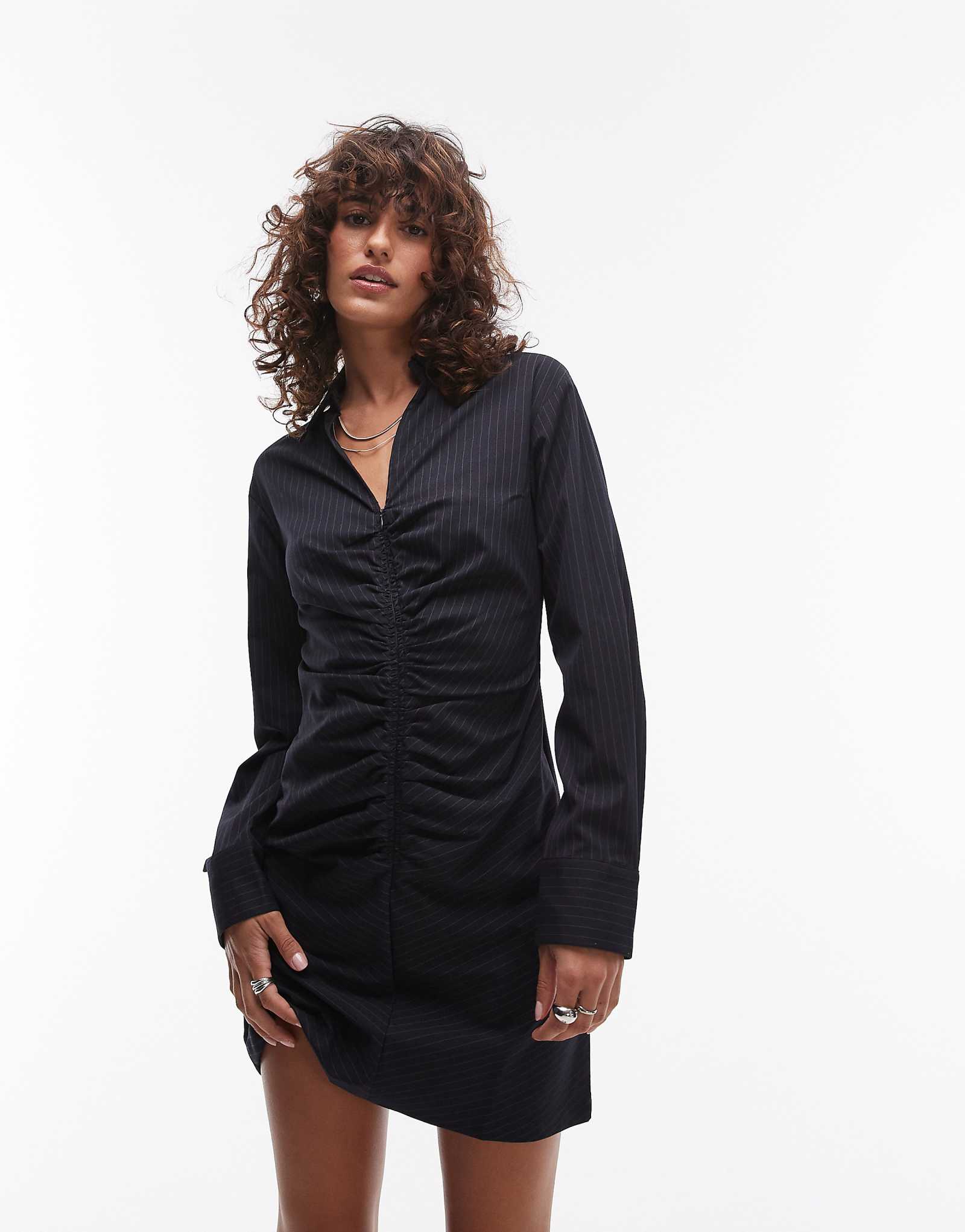 Темно-синее мини-платье на молнии в тонкую полоску с рюшами цвета манго по бокам 7290₽