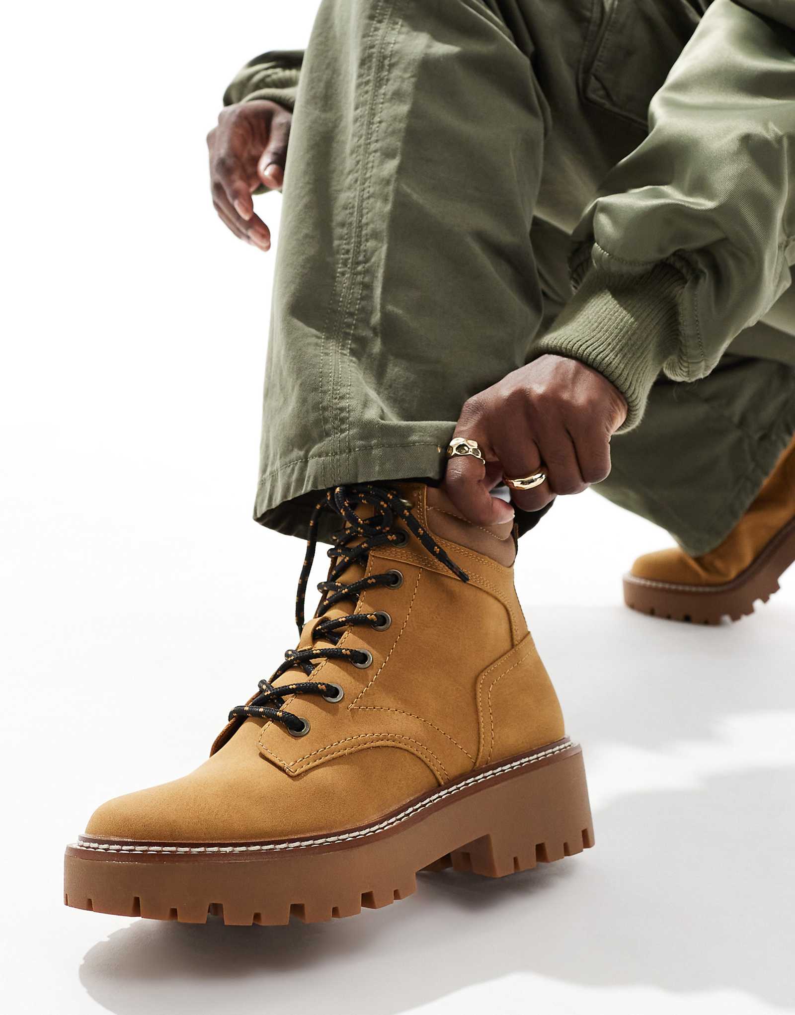 Массивный ботинок на плоской подошве от Stradivarius из коричневой искусственной замши 7090₽